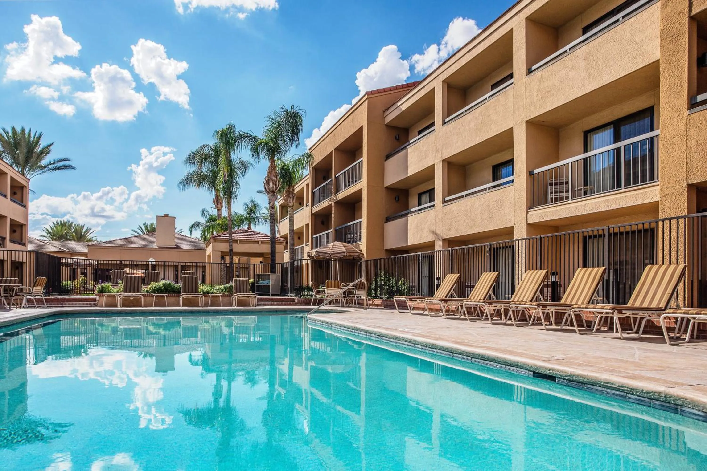 Swimming pool in Courtyard Tucson Airport