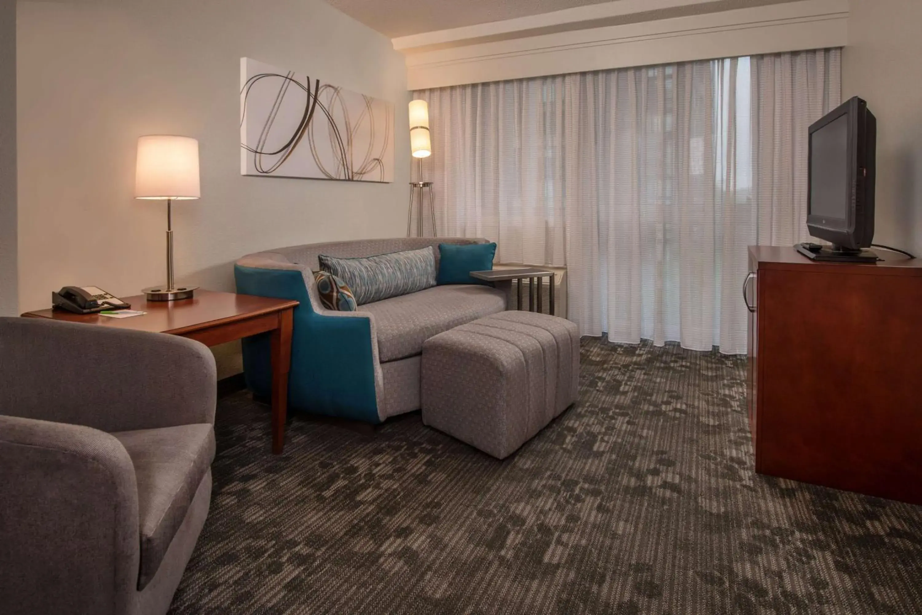 Mobility/Hearing Accessible One Bedroom Suite King Tub in Sonesta Select Arlington Rosslyn Mobility/Hearing Accessible One Bedroom Suite King Tub in Sonesta Select Arlington Rosslyn