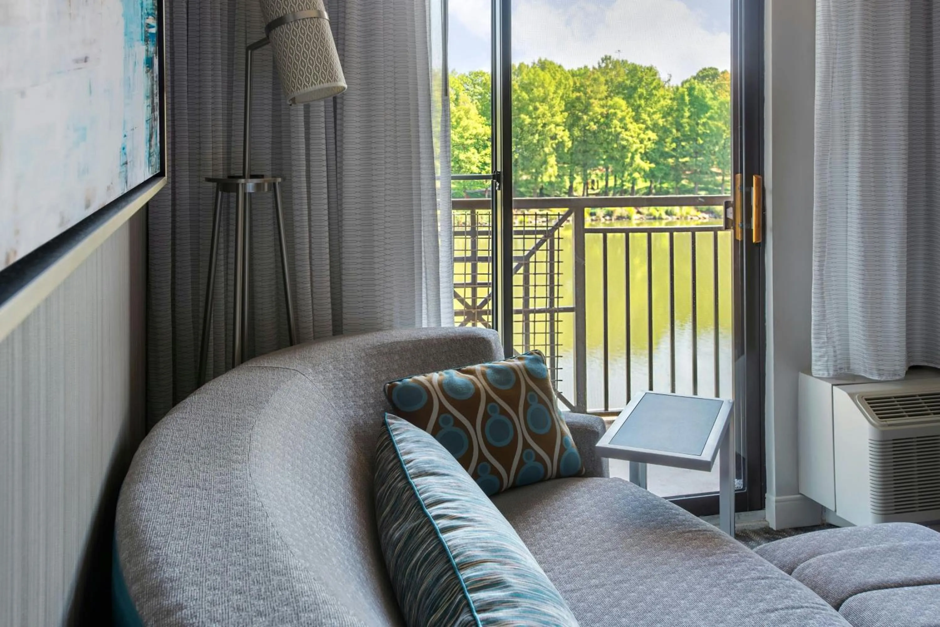 Photo of the whole room in Courtyard by Marriott Gaithersburg Washingtonian Center