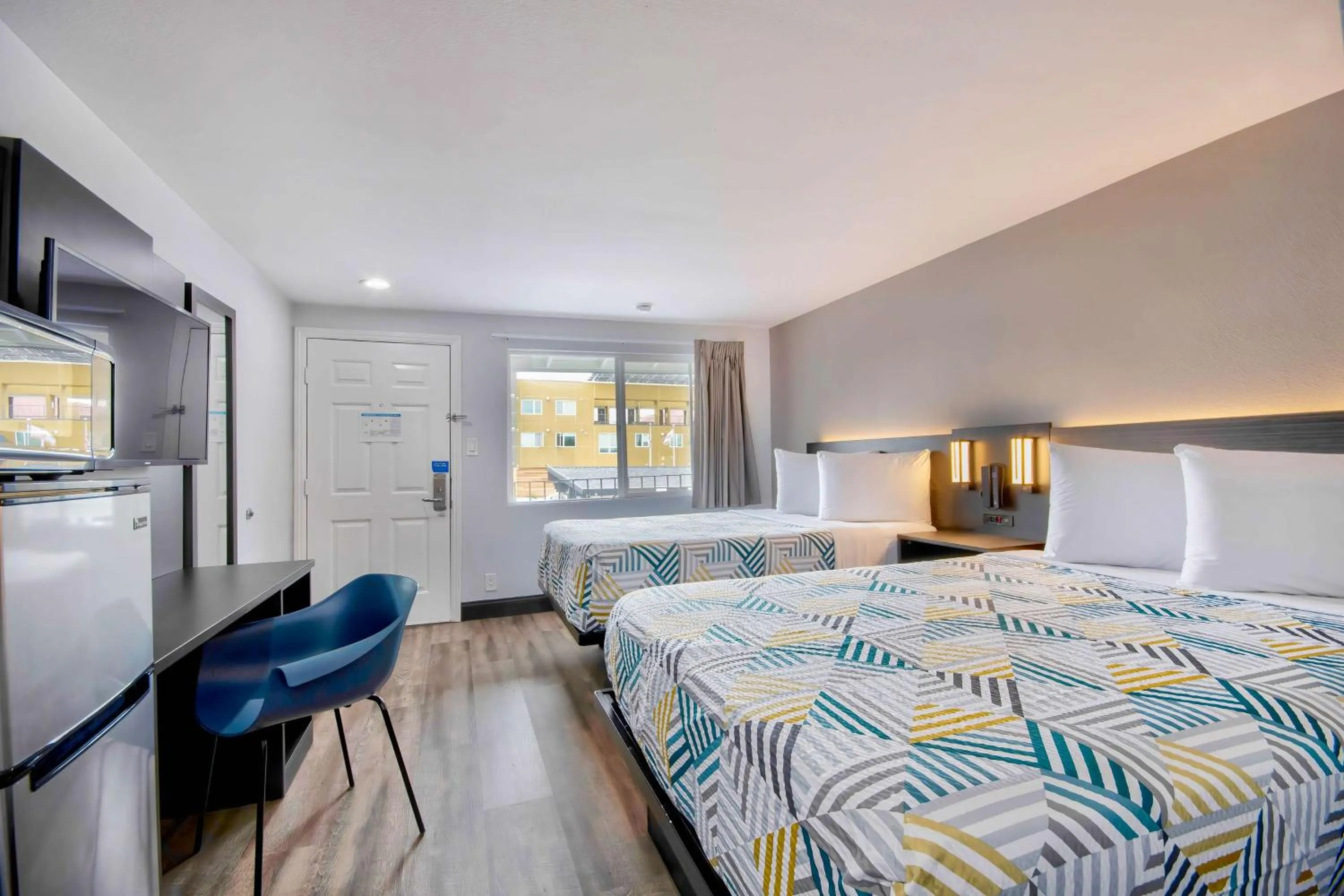 Bedroom, Bed in Studio 6 Eureka CA Old Town