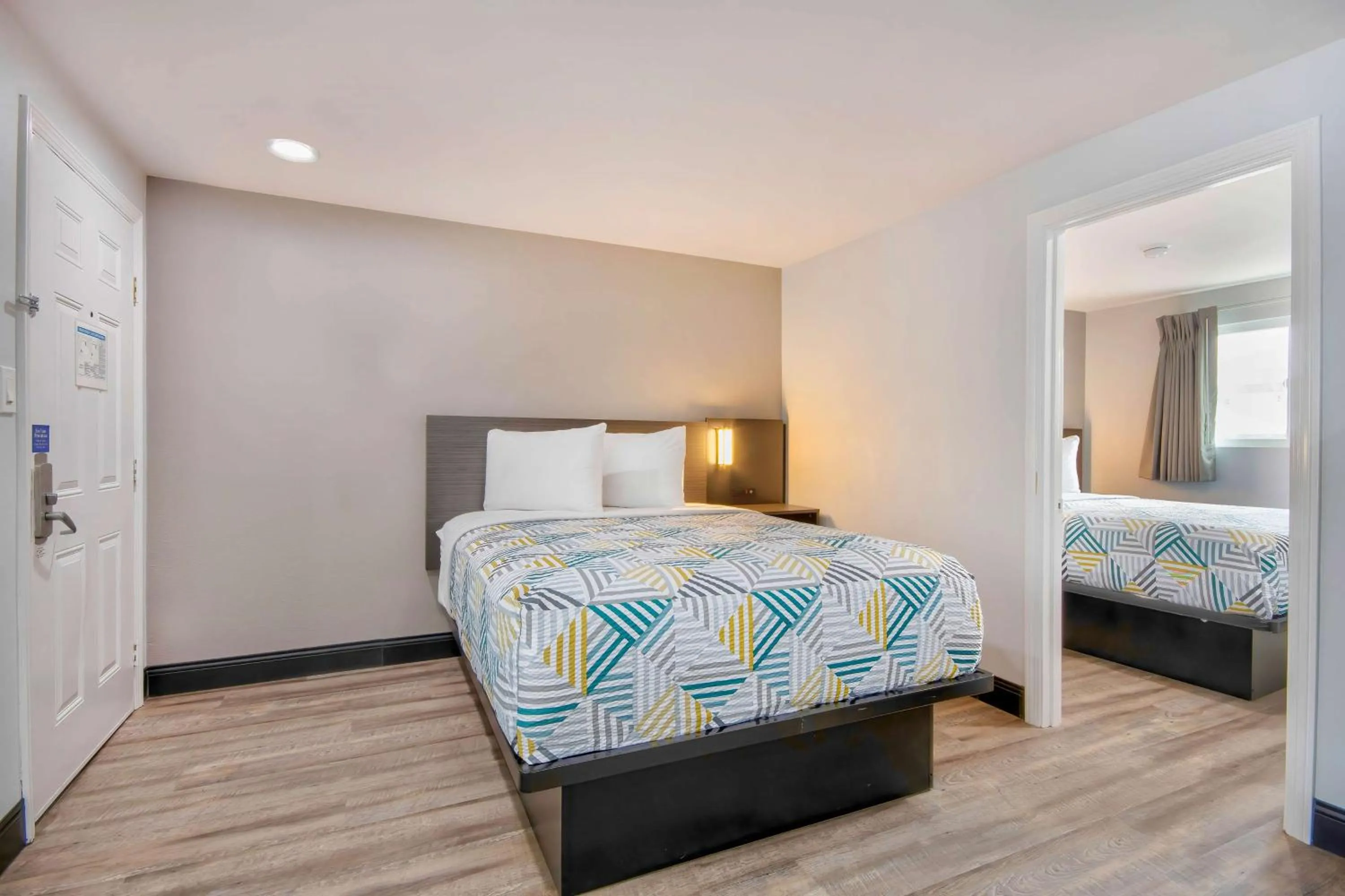 Photo of the whole room, Bed in Studio 6 Eureka CA Old Town