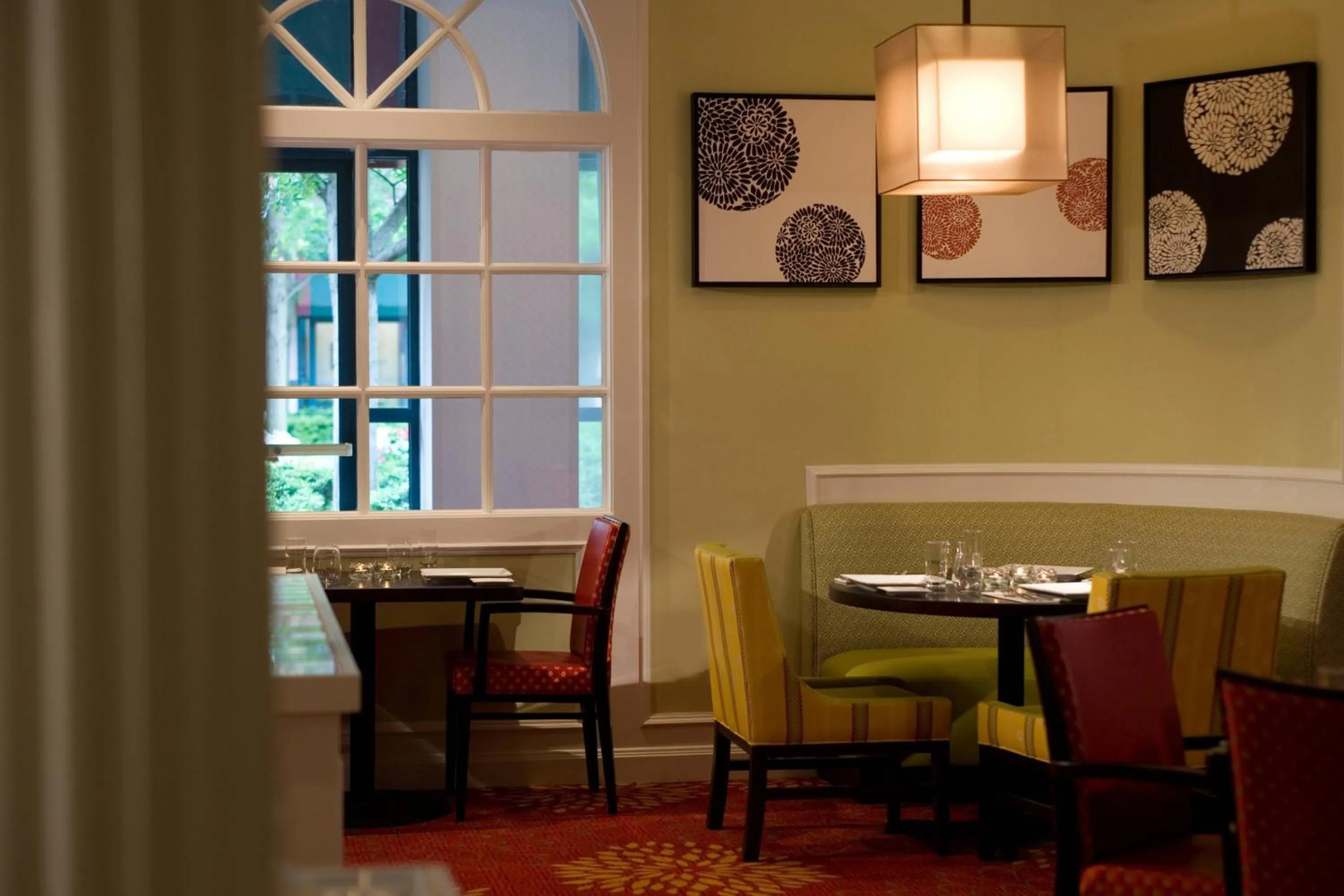 Restaurant/places to eat in Falls Church Marriott Fairview Park