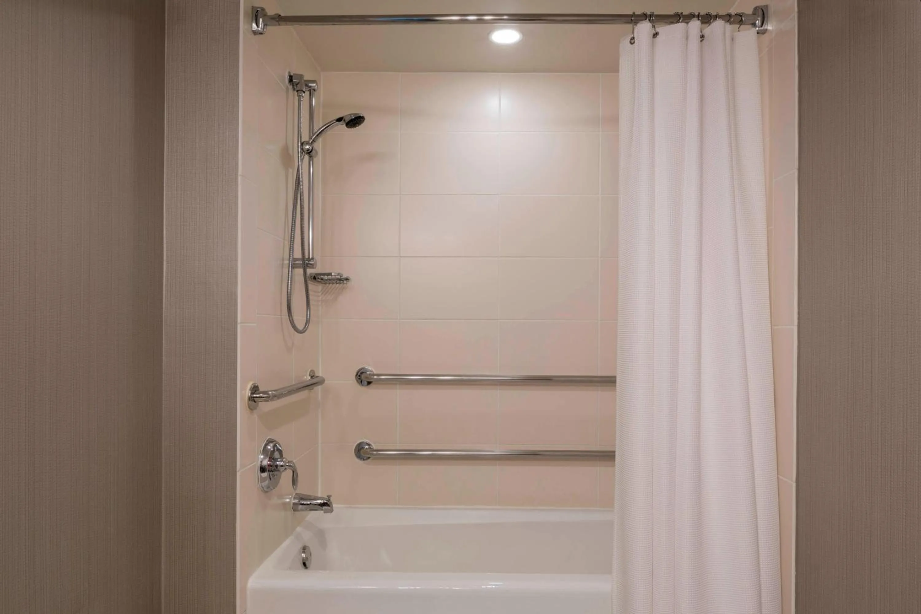 Bathroom in Falls Church Marriott Fairview Park