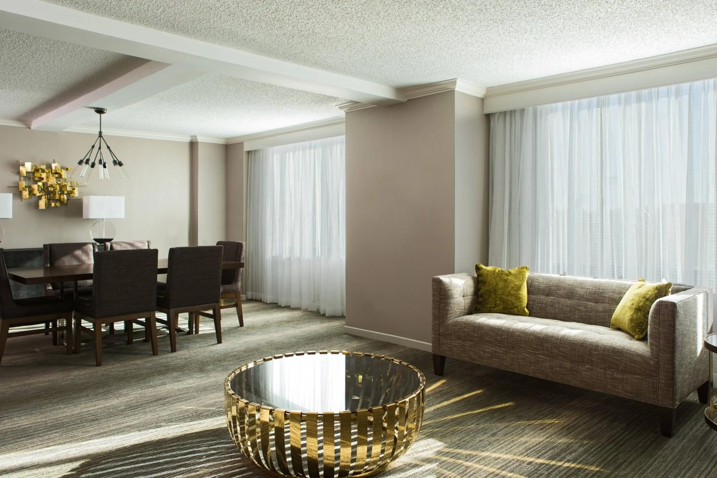 Living room in Falls Church Marriott Fairview Park