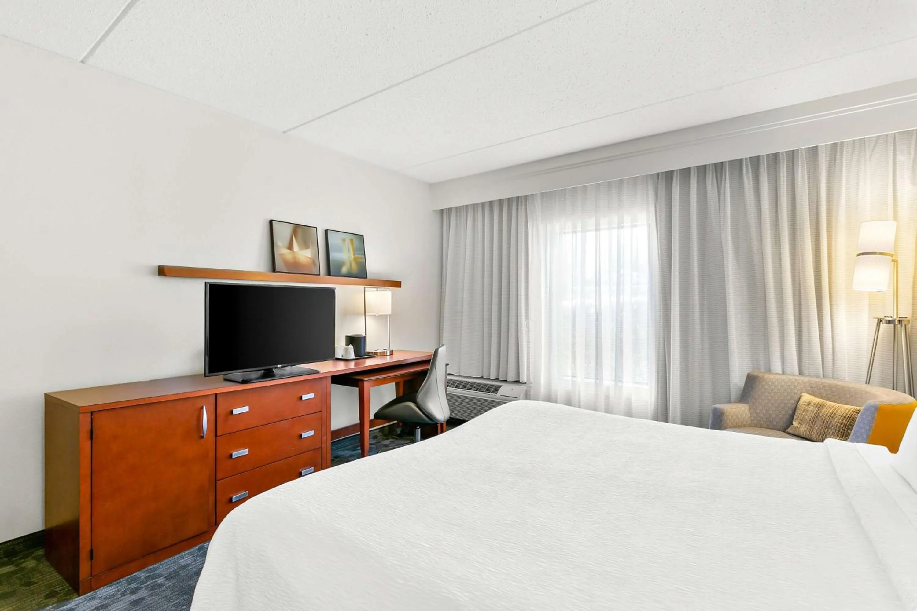 Bedroom, Bed in Sonesta Select Greenbelt College Park