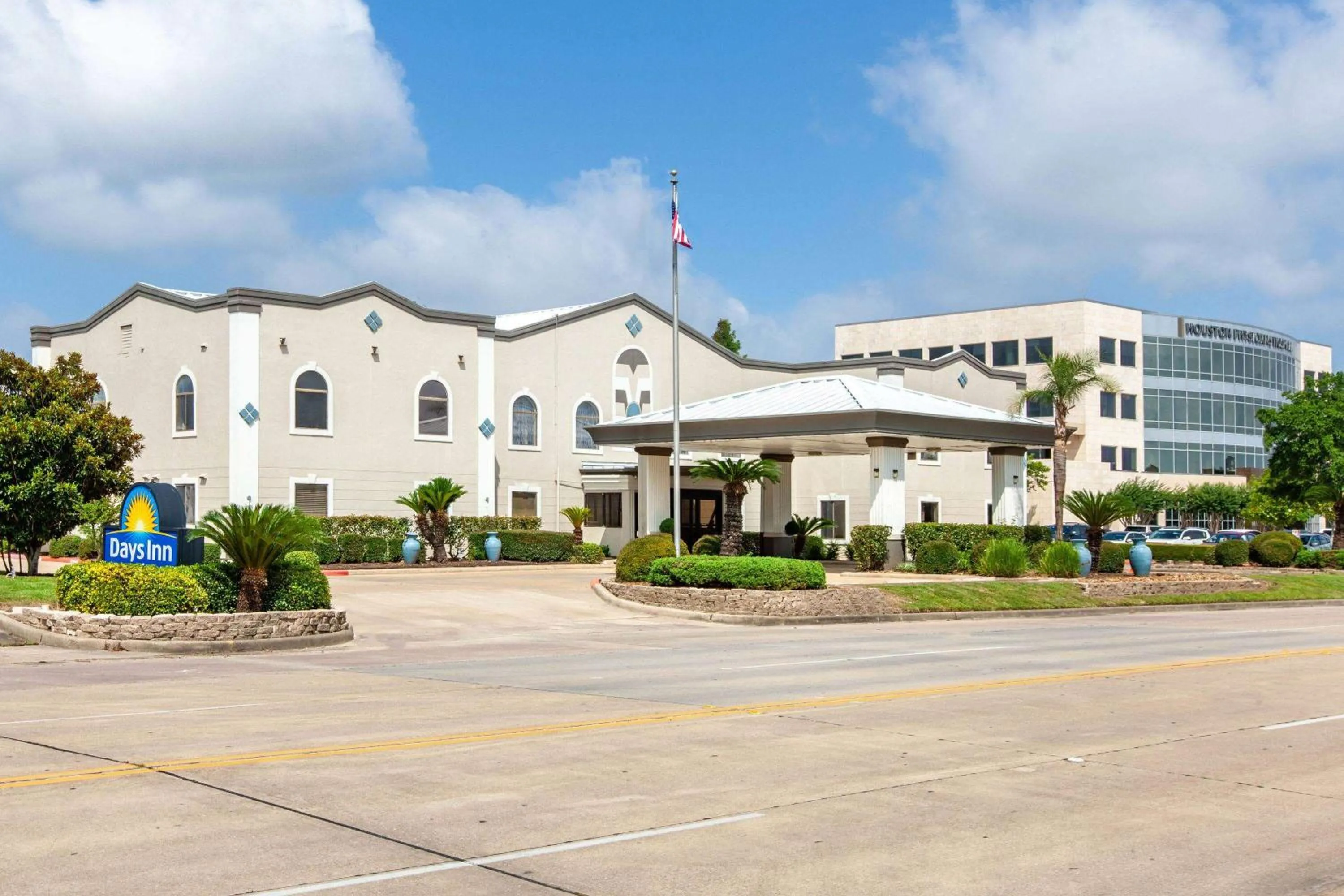 Property building in Days Inn & Suites by Wyndham Webster NASA-ClearLake-Houston