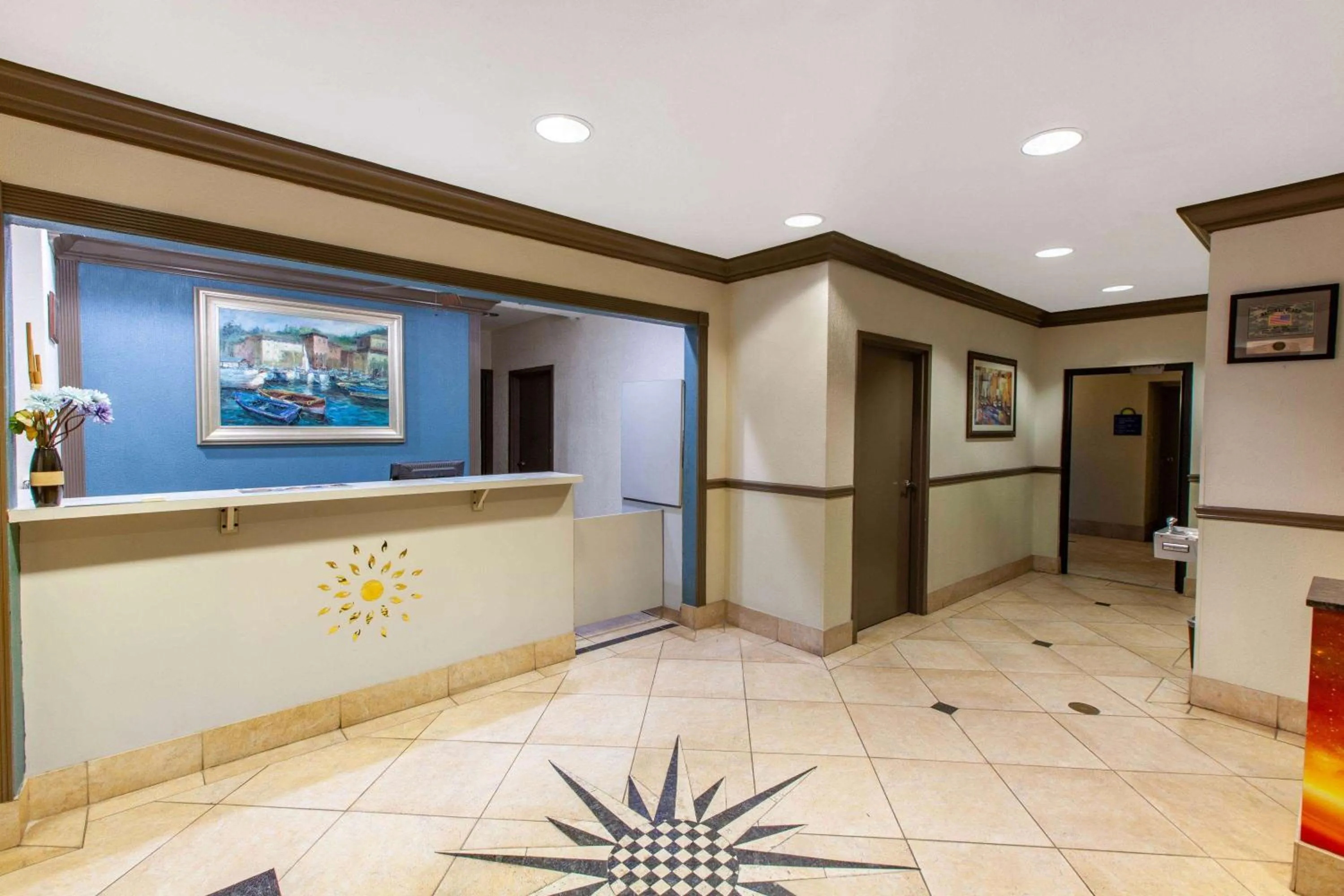 Lobby or reception in Days Inn & Suites by Wyndham Webster NASA-ClearLake-Houston