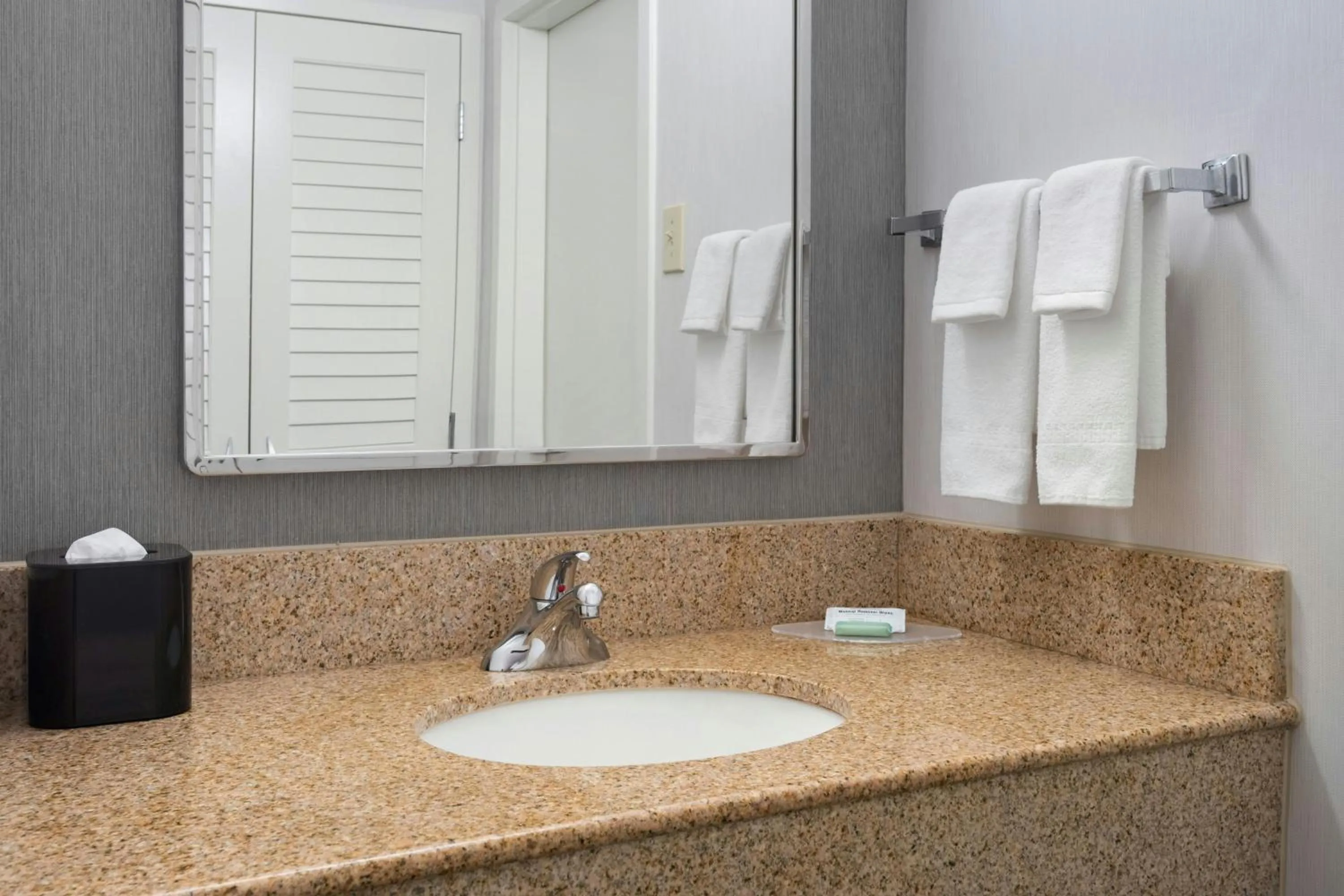 Bathroom in Courtyard by Marriott New Carrollton Landover