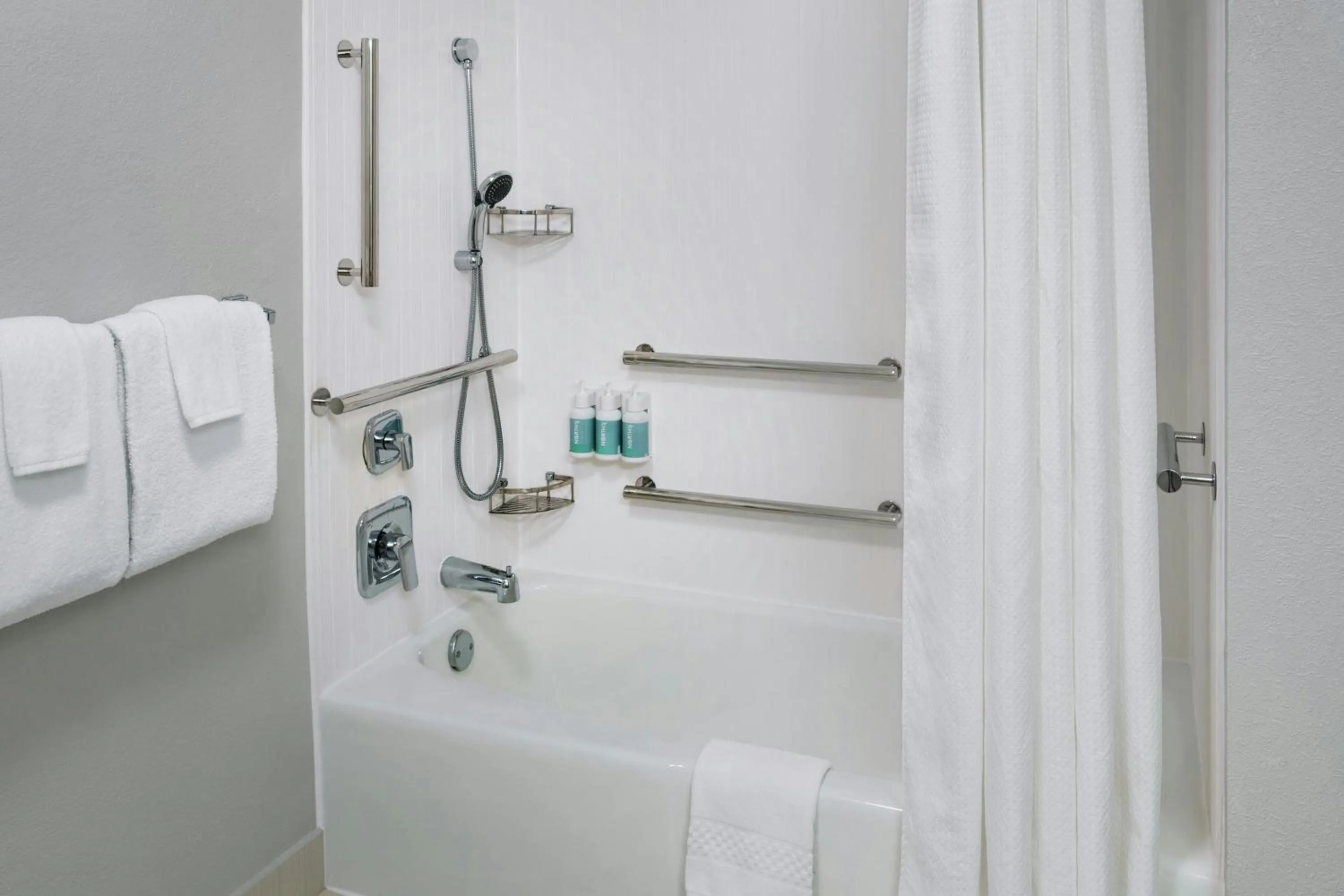 Bathroom in Courtyard by Marriott New Carrollton Landover