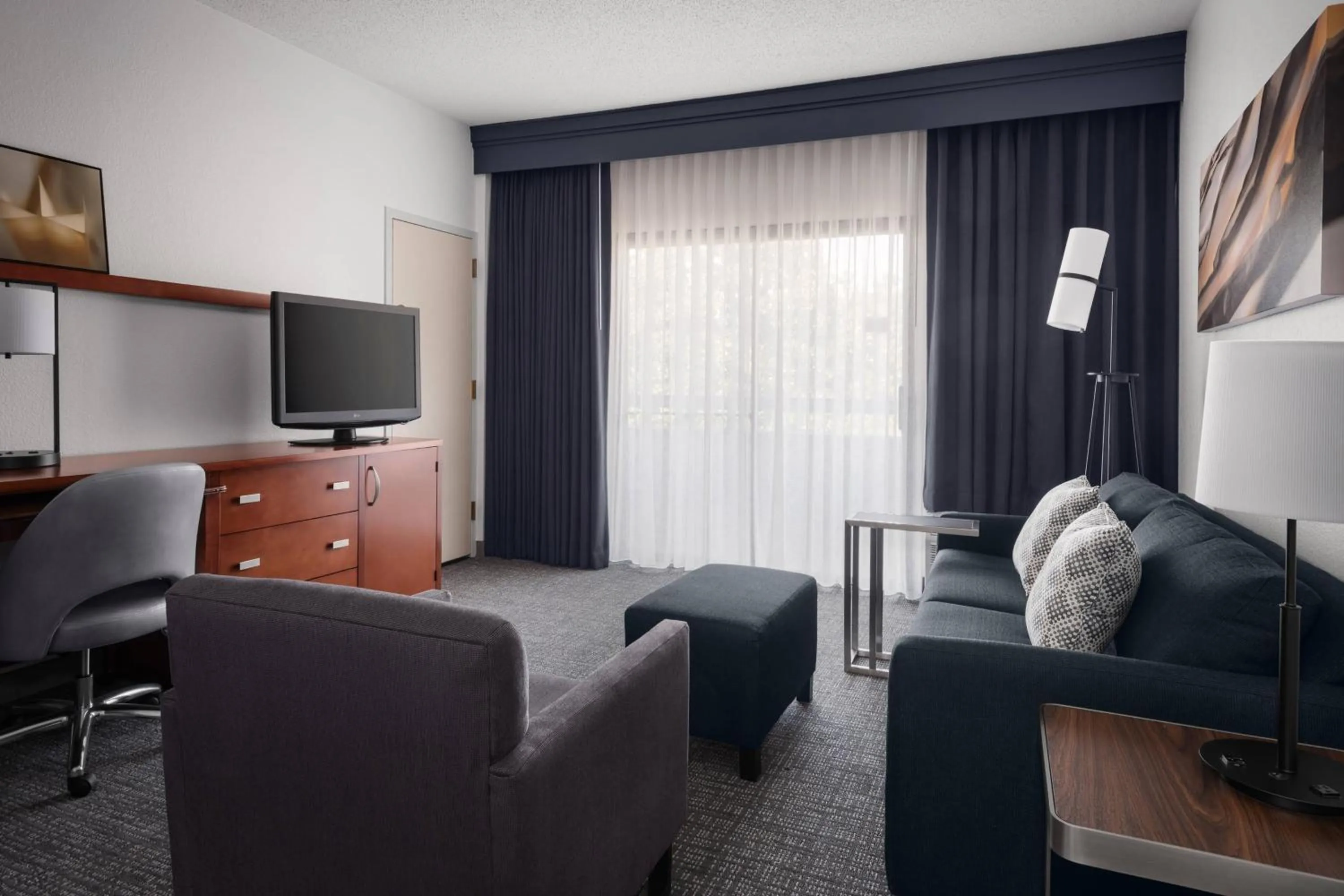 Living room in Courtyard by Marriott Rockville