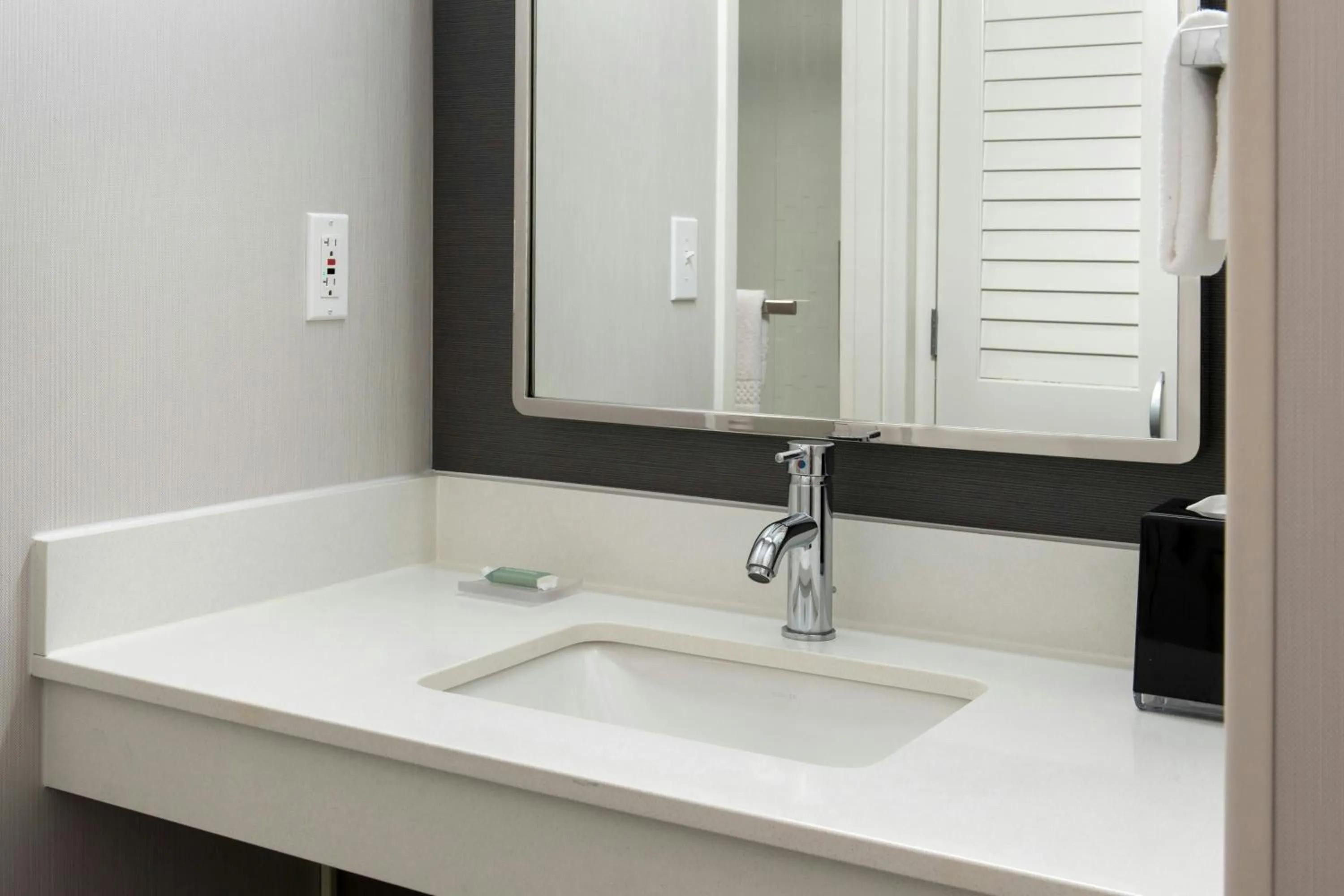 Bathroom in Courtyard by Marriott Silver Spring North/White Oak