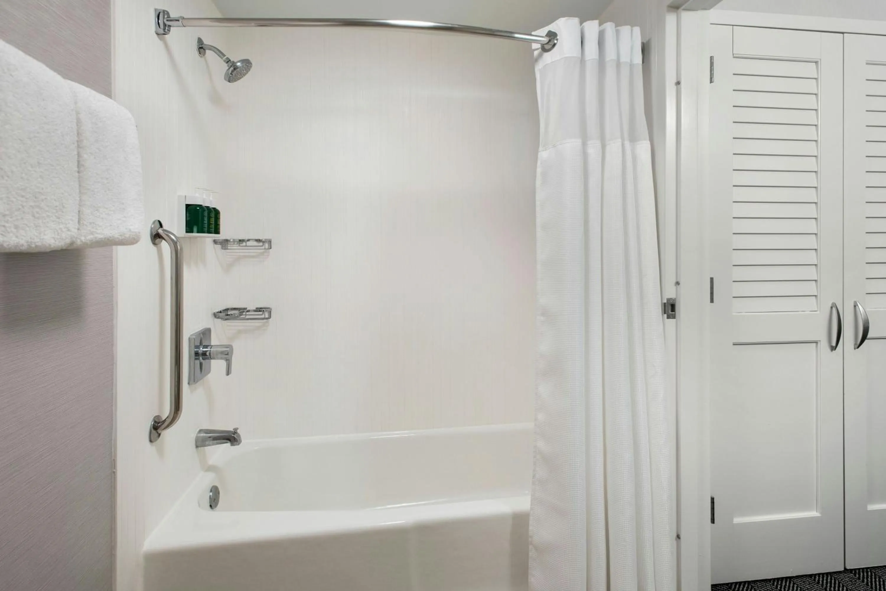 Bathroom in Courtyard by Marriott Silver Spring North/White Oak