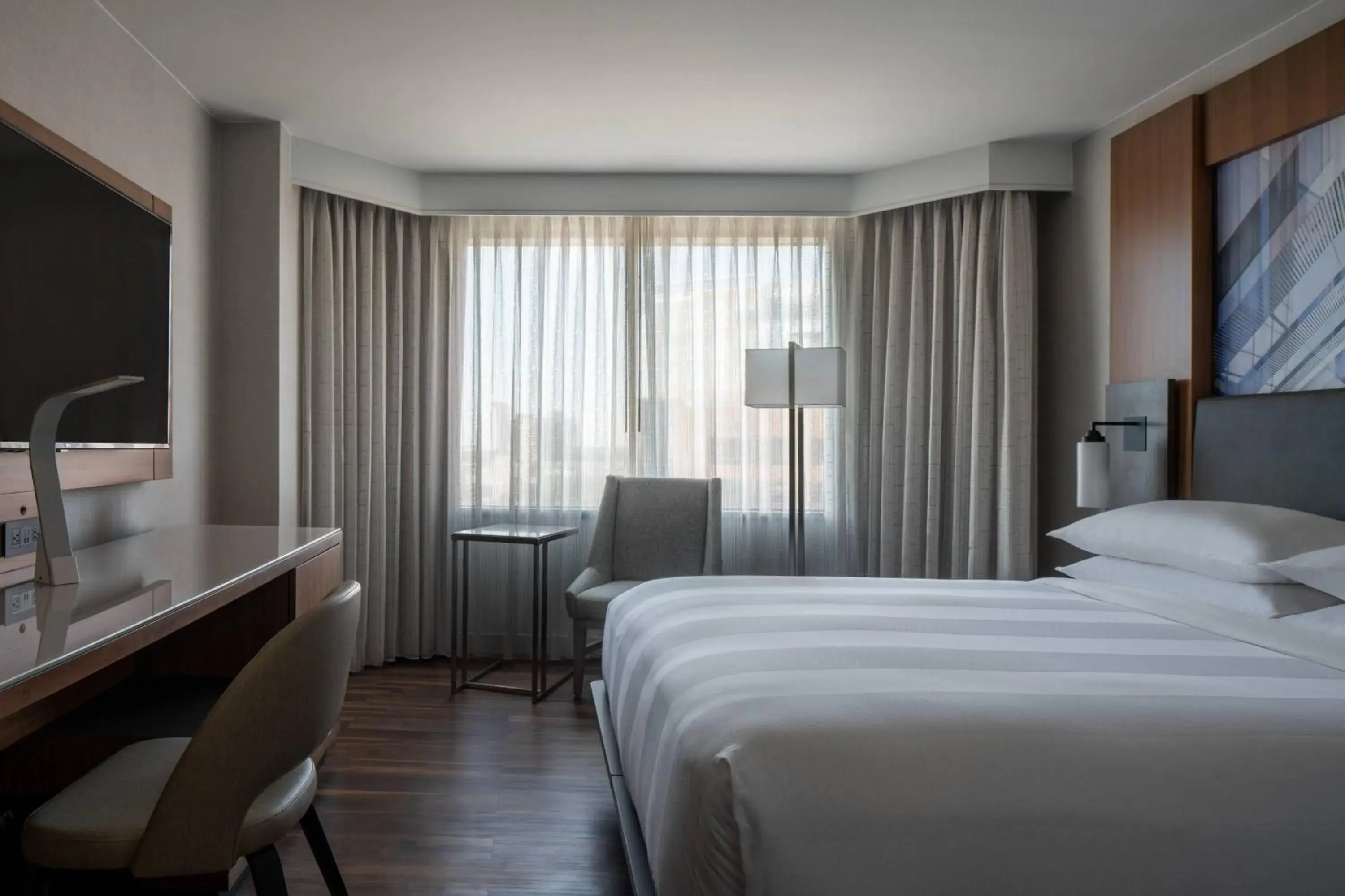 Superior King Room with Adapted Tub - Mobility Accessible in Tysons Corner Marriott Superior King Room with Adapted Tub - Mobility Accessible in Tysons Corner Marriott