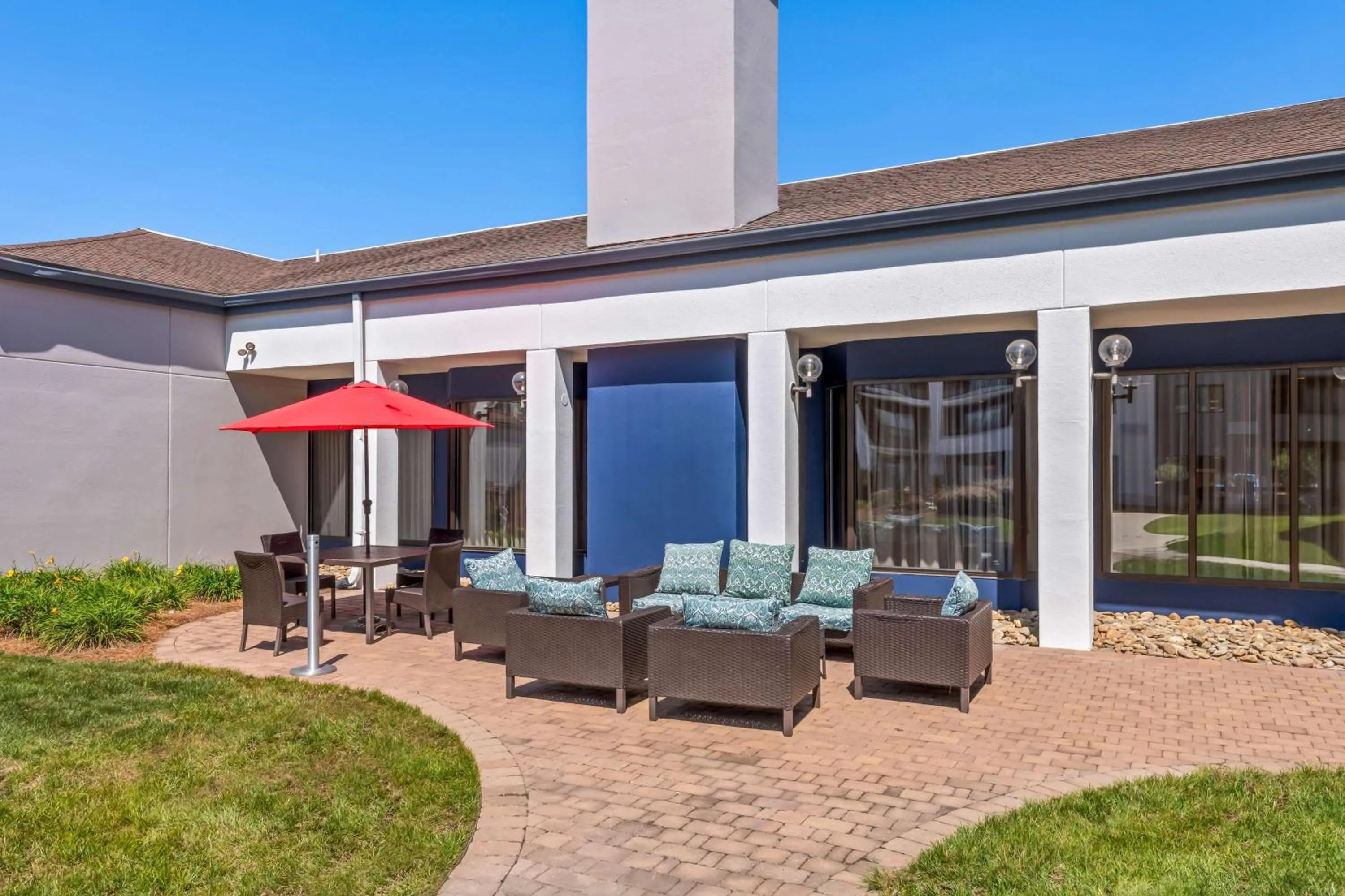 Patio in Sonesta Select Charlotte University Research Park