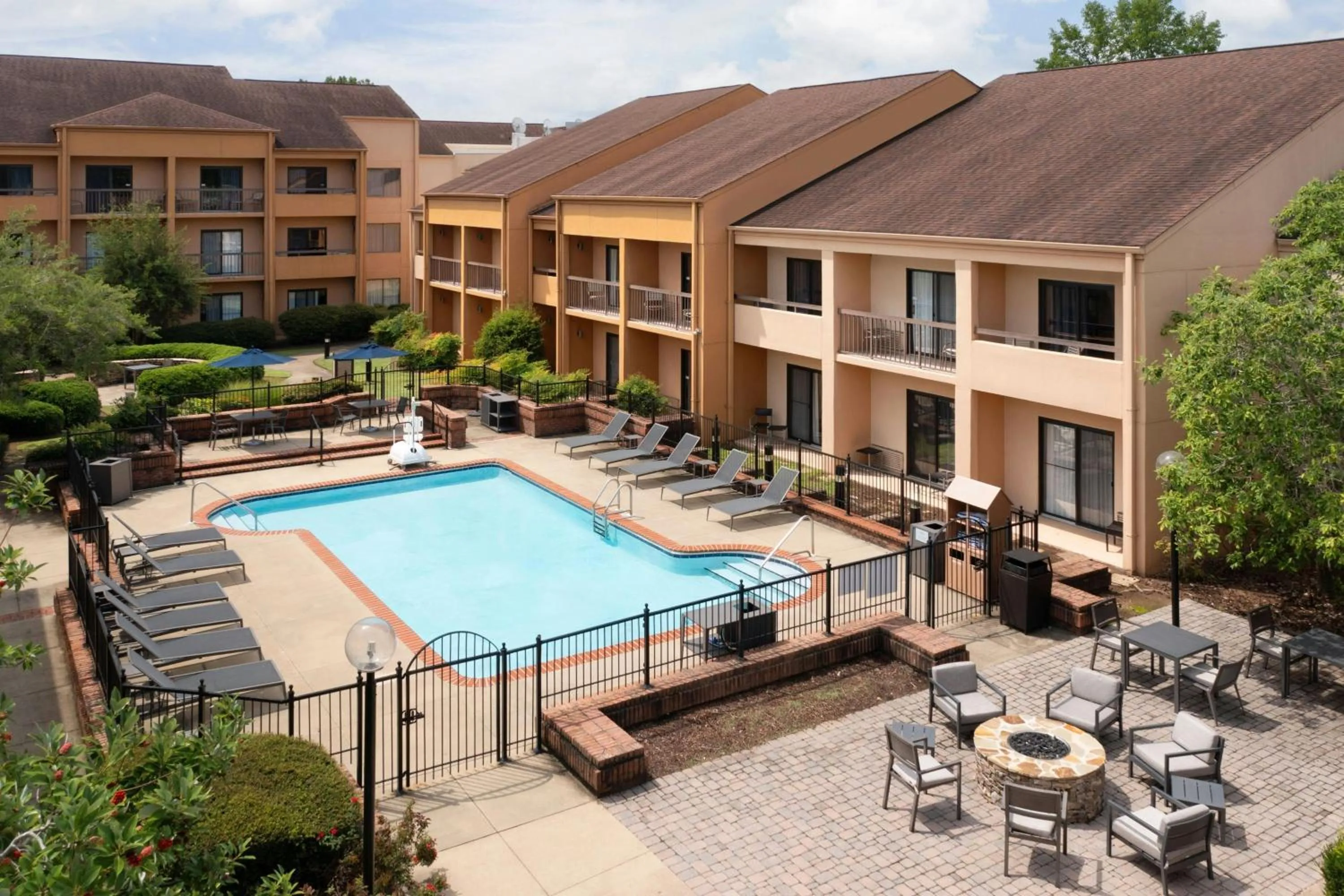 Swimming pool in Courtyard Birmingham Hoover