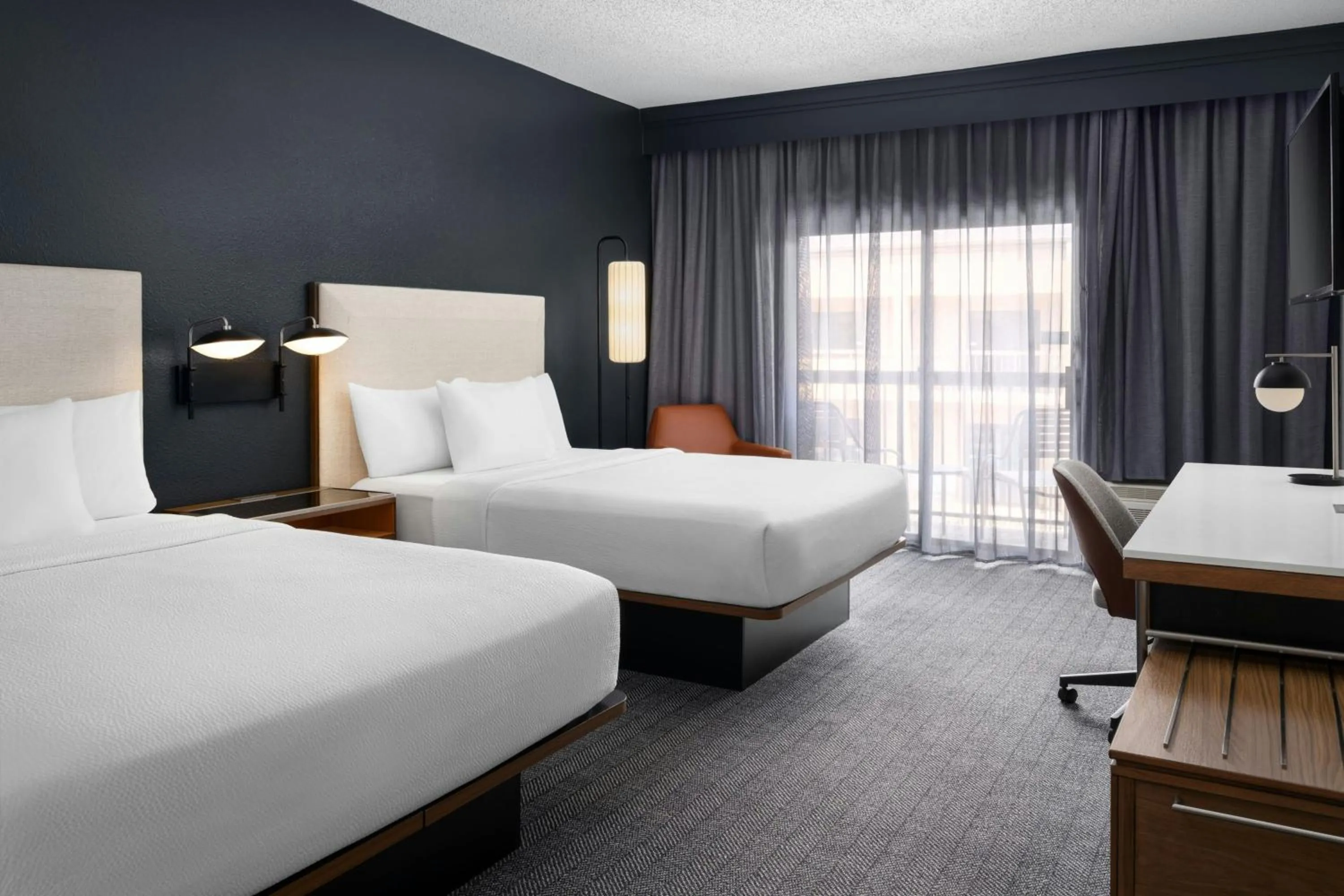 Photo of the whole room, Bed in Courtyard Birmingham Hoover