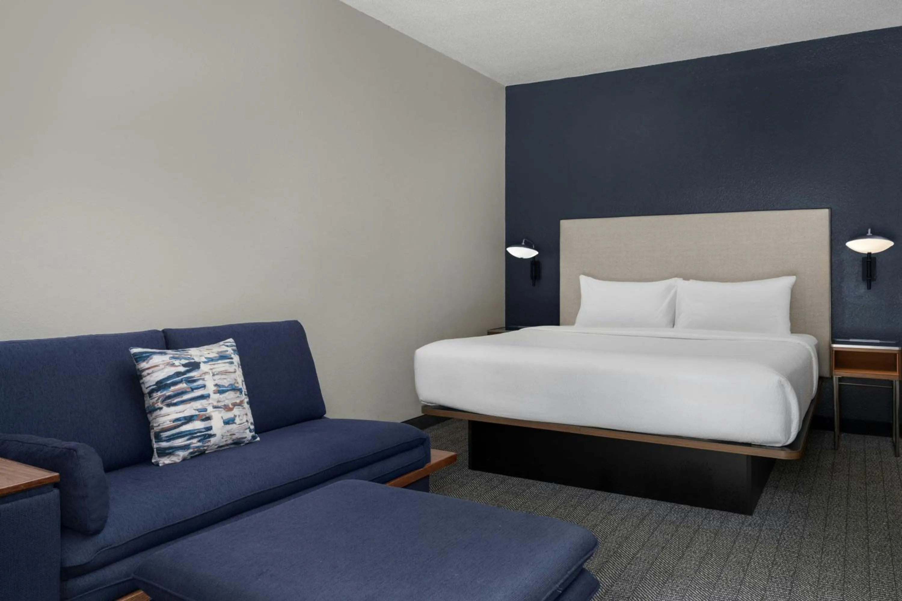 Photo of the whole room, Bed in Courtyard Birmingham Hoover