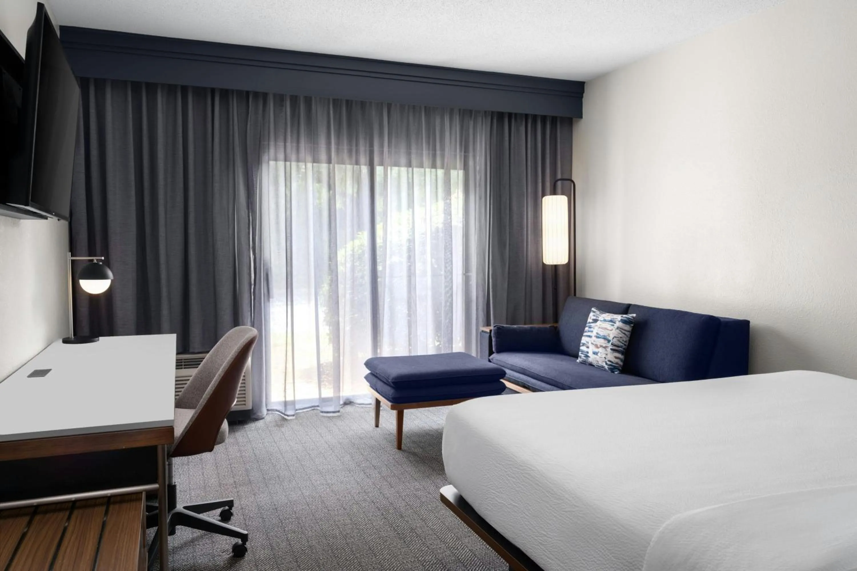 Photo of the whole room, Bed in Courtyard Birmingham Hoover