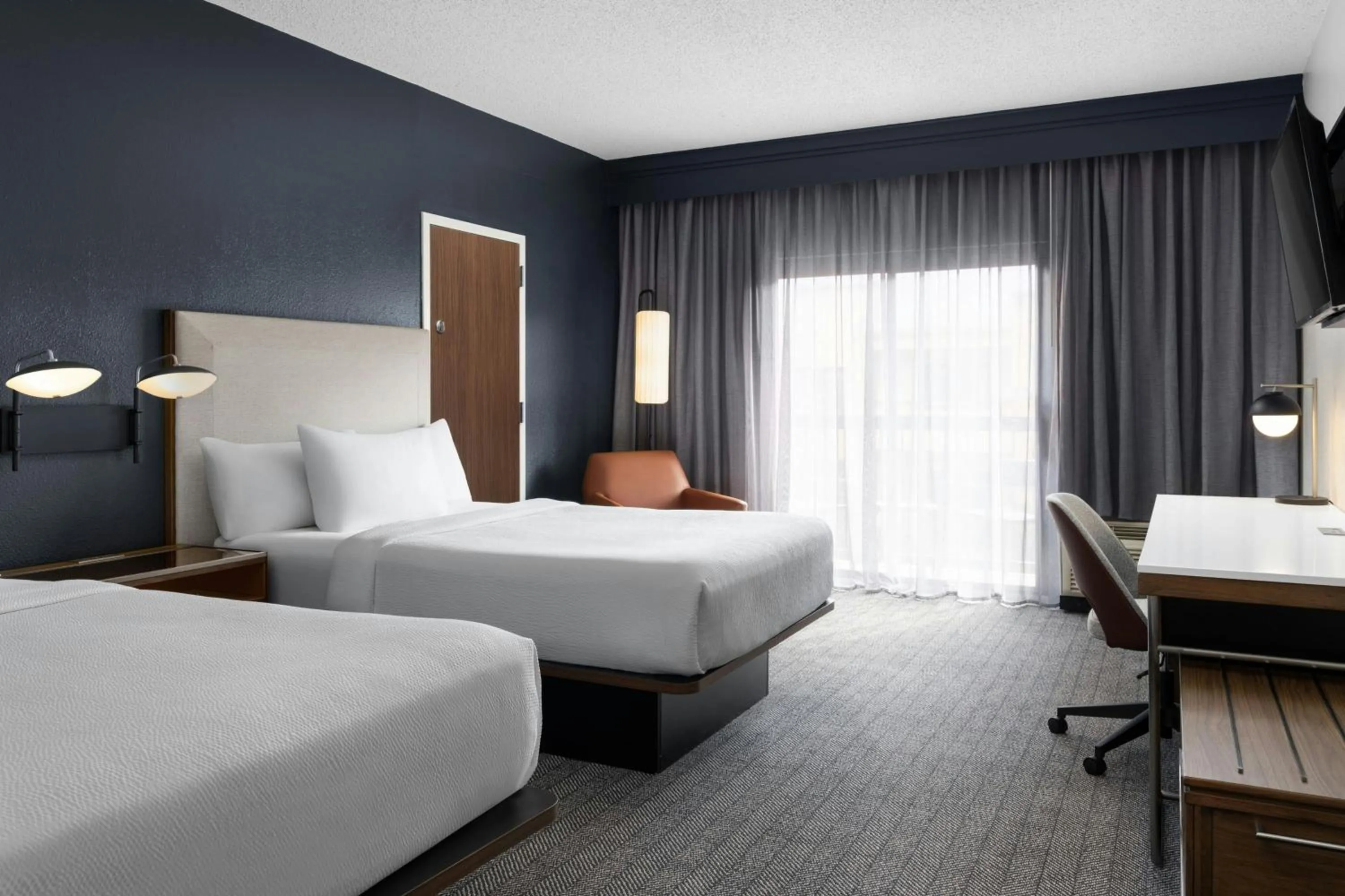 Photo of the whole room, Bed in Courtyard Birmingham Hoover