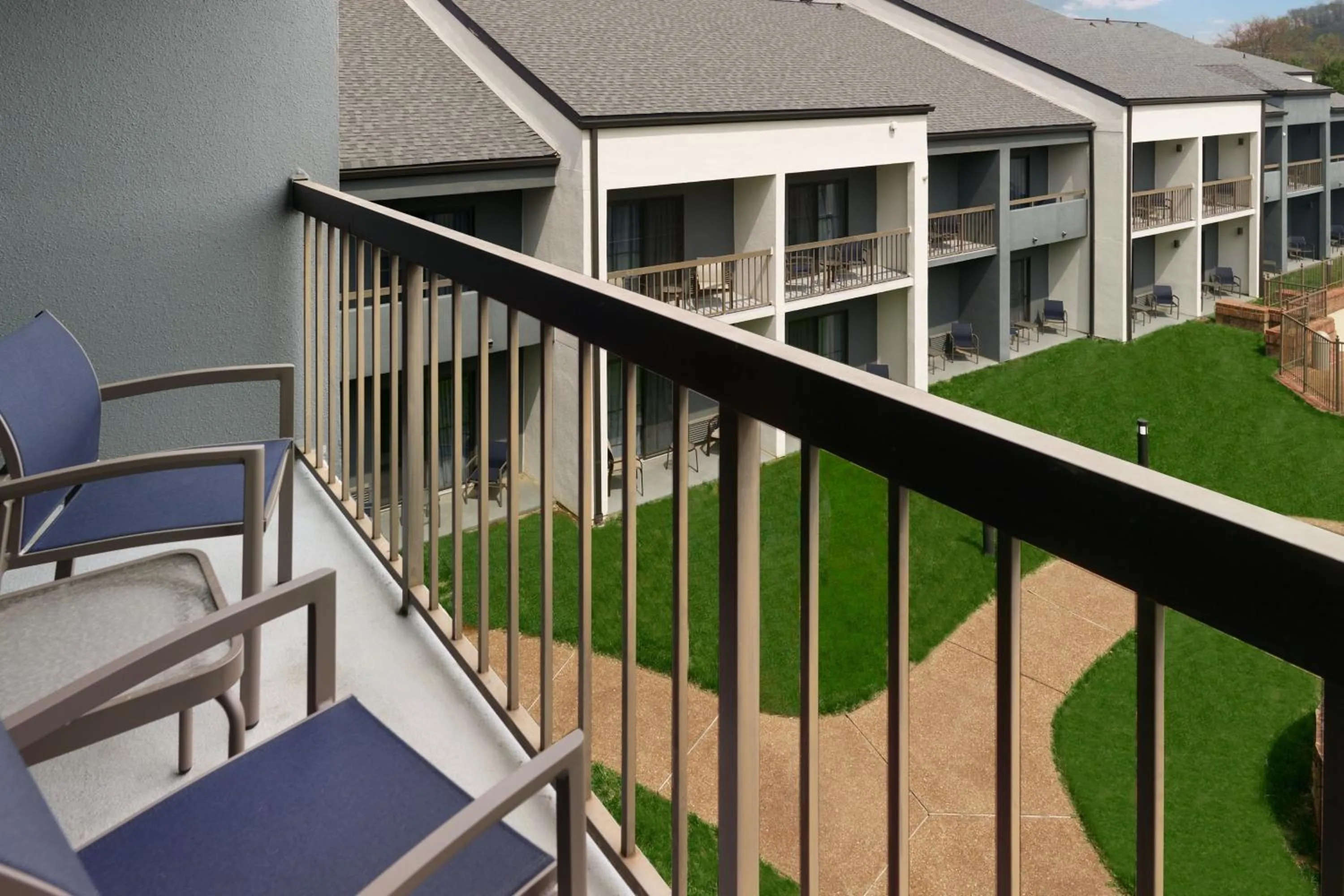 Photo of the whole room in Courtyard by Marriott Nashville Brentwood