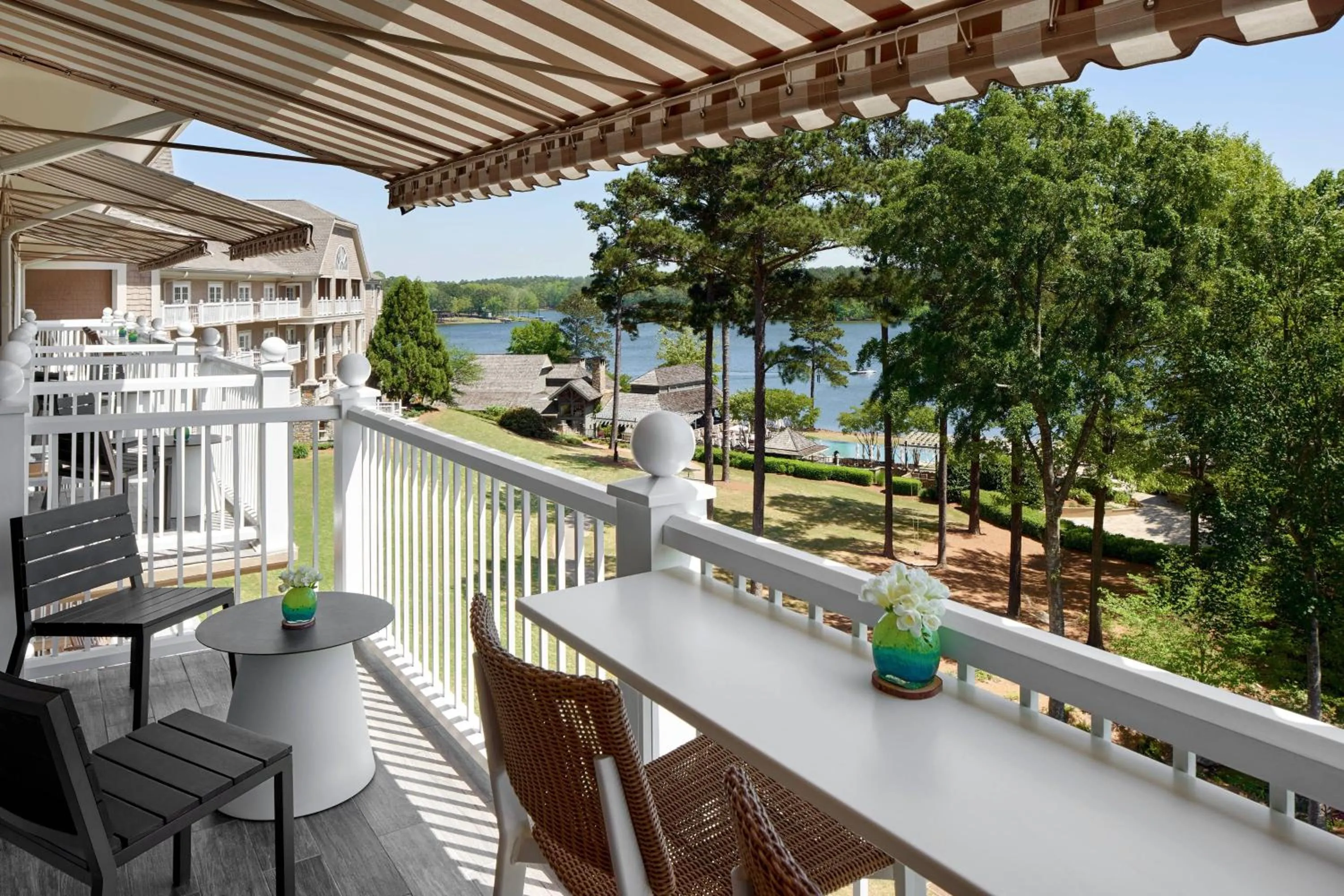 Lounge or bar in The Ritz-Carlton Reynolds, Lake Oconee