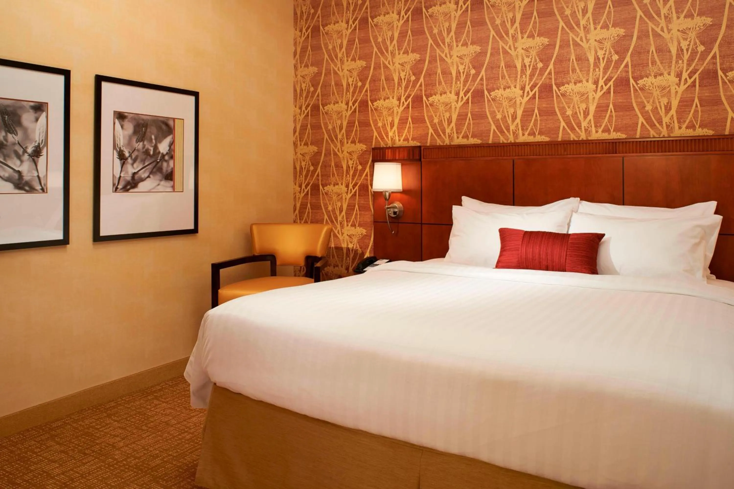 Bedroom, Bed in Courtyard Chicago Arlington Heights/South