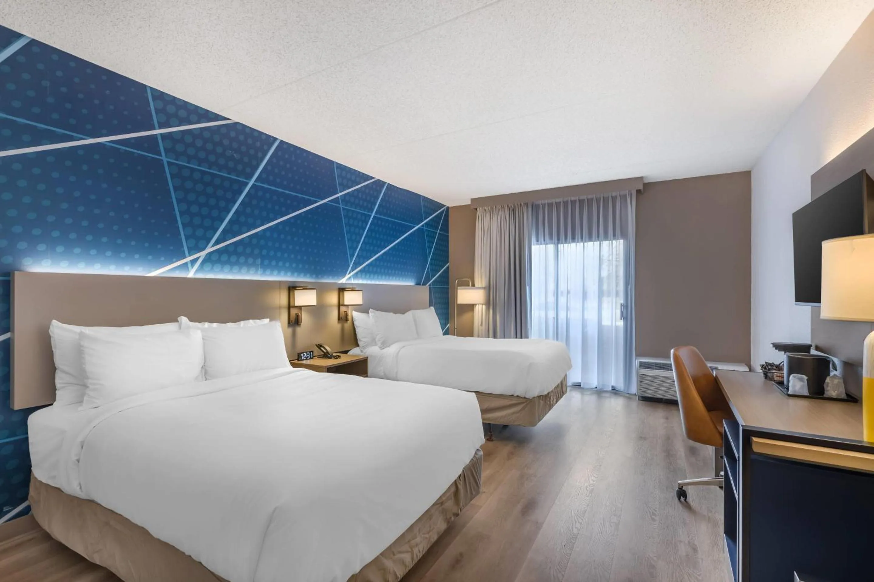 Bedroom, Bed in Comfort Inn & Suites Arlington Heights - Buffalo Grove