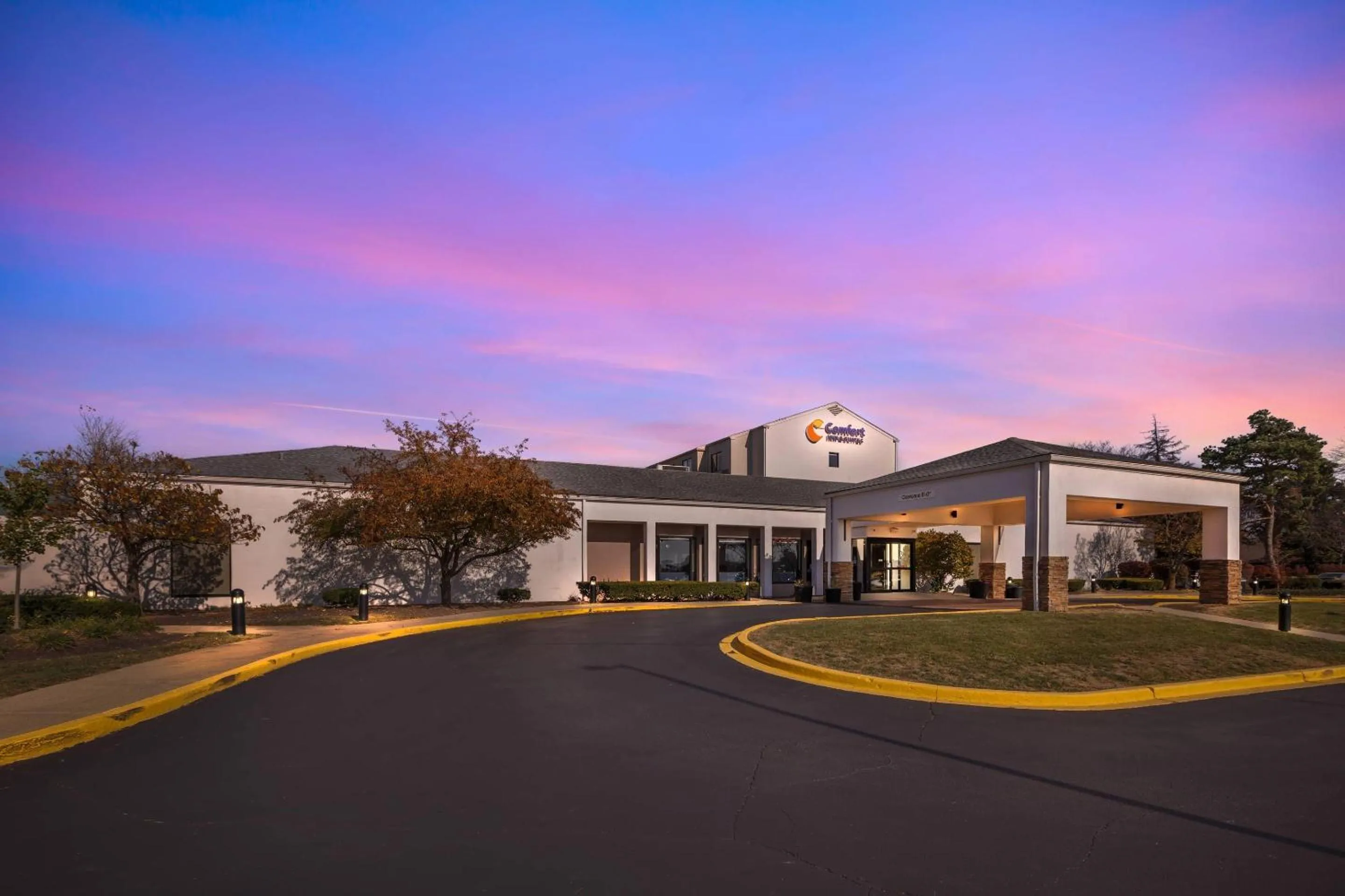 Property building in Comfort Inn & Suites Arlington Heights - Buffalo Grove