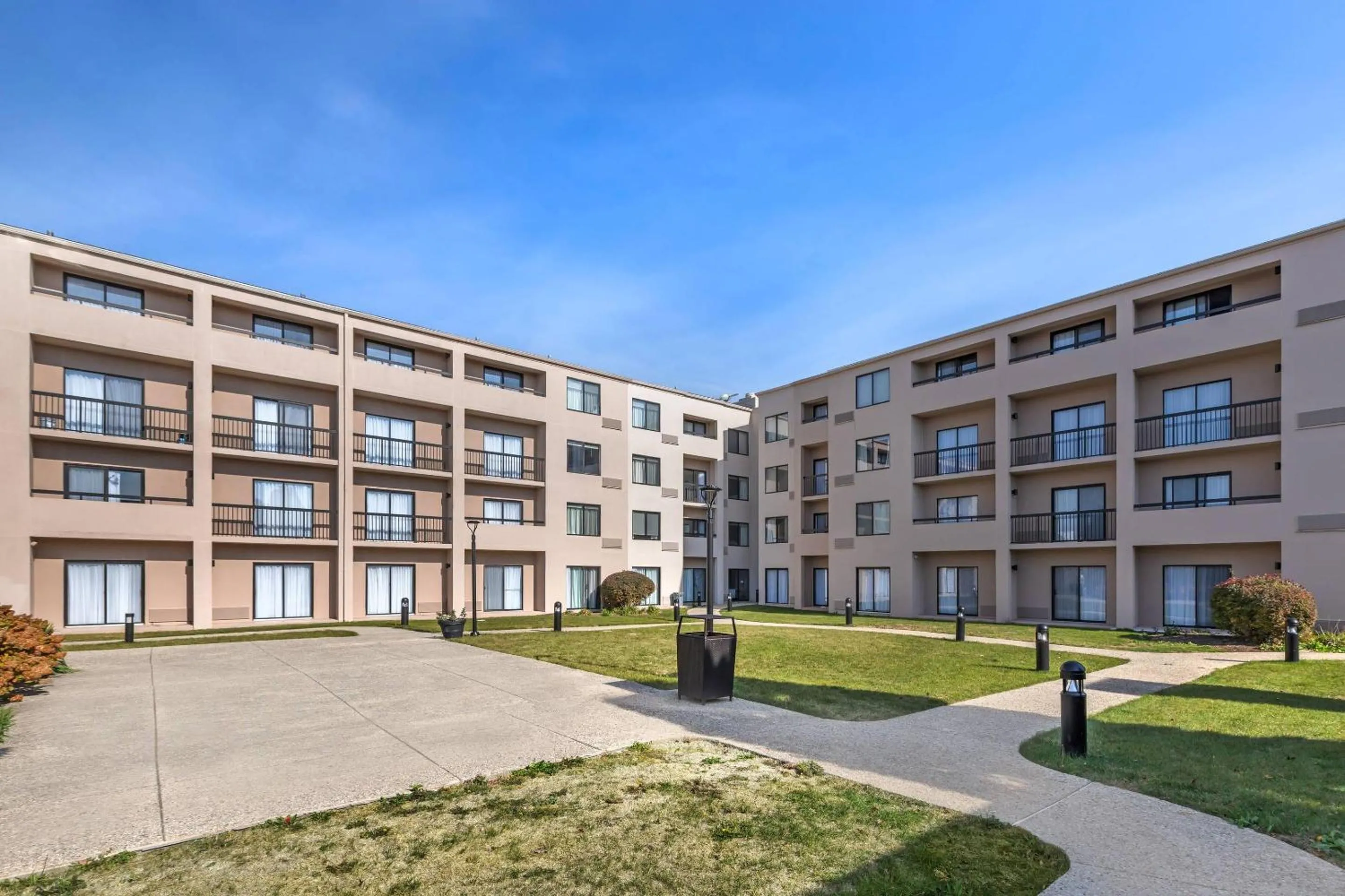 Property building in Comfort Inn & Suites Arlington Heights - Buffalo Grove