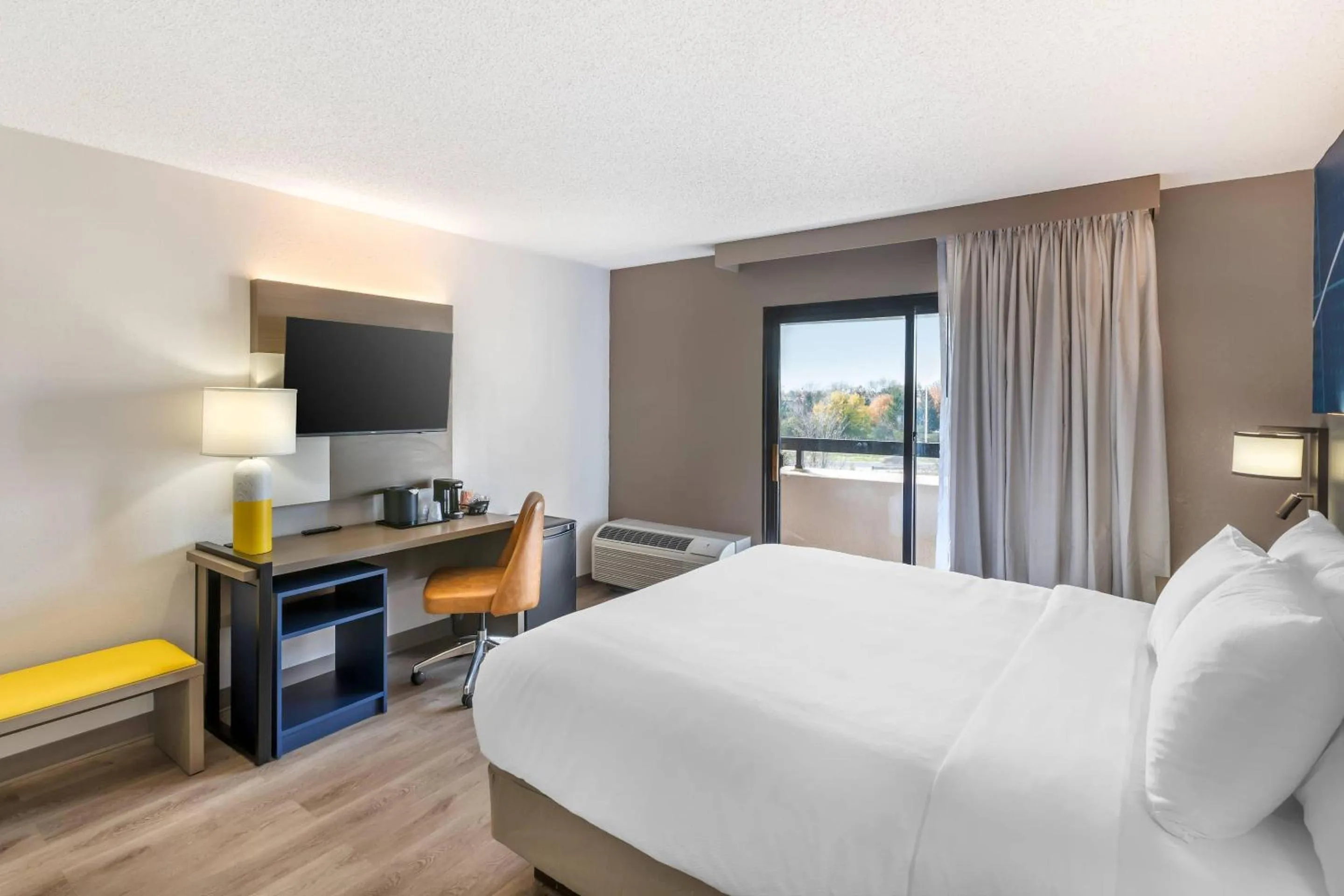 Bedroom, Bed in Comfort Inn & Suites Arlington Heights - Buffalo Grove