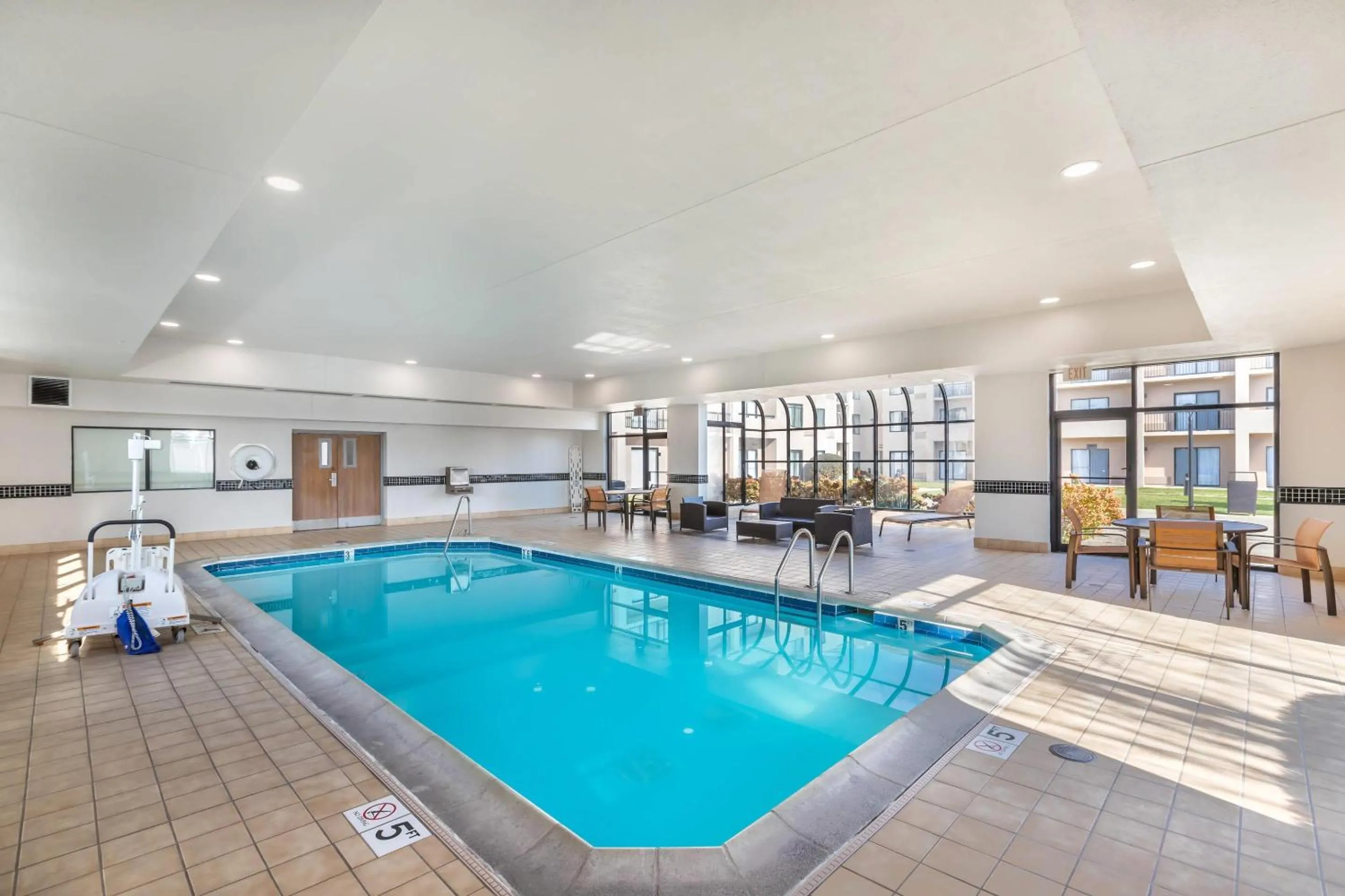 Swimming pool in Comfort Inn & Suites Arlington Heights - Buffalo Grove
