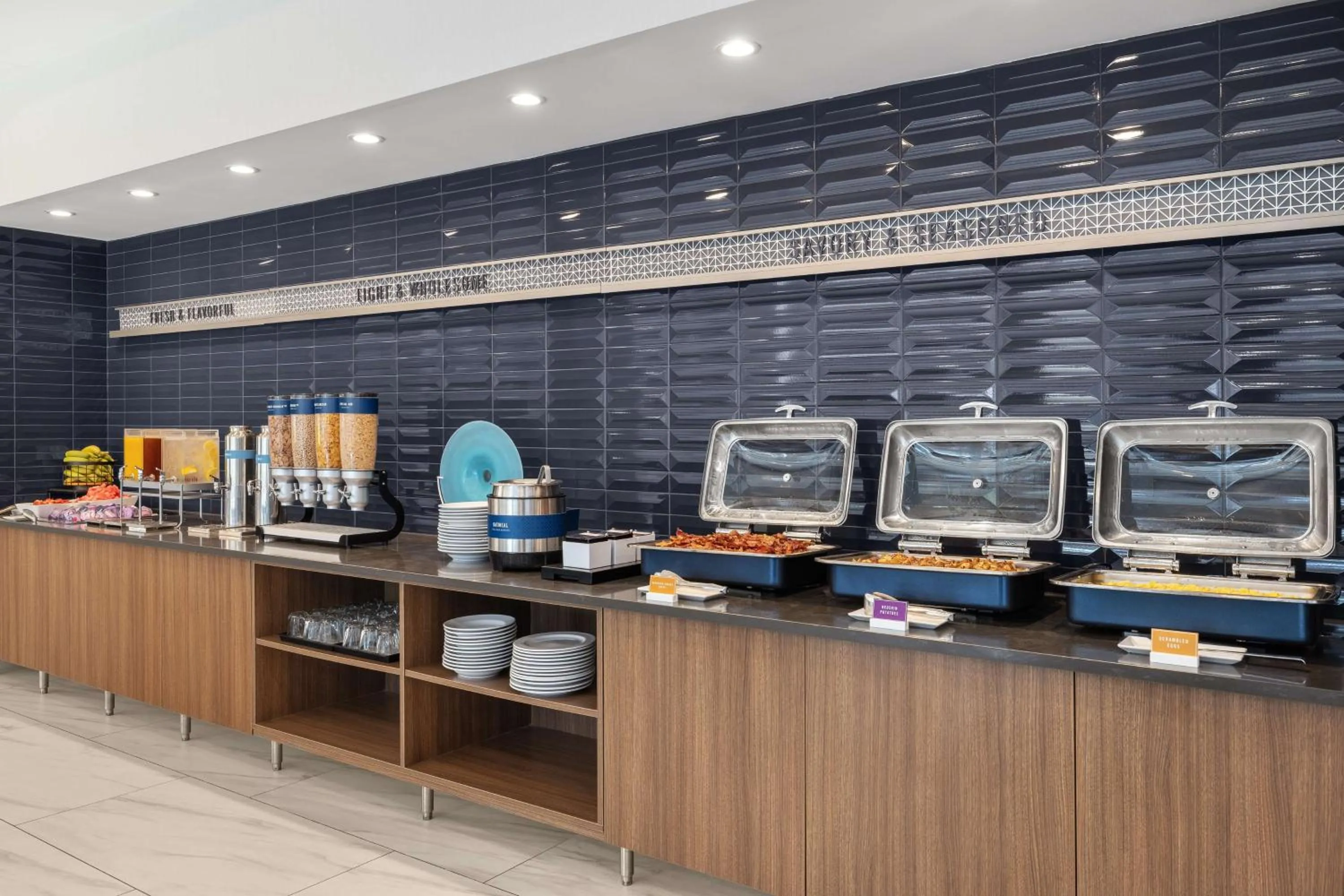 Breakfast in Hampton Inn & Suites Downers Grove Chicago