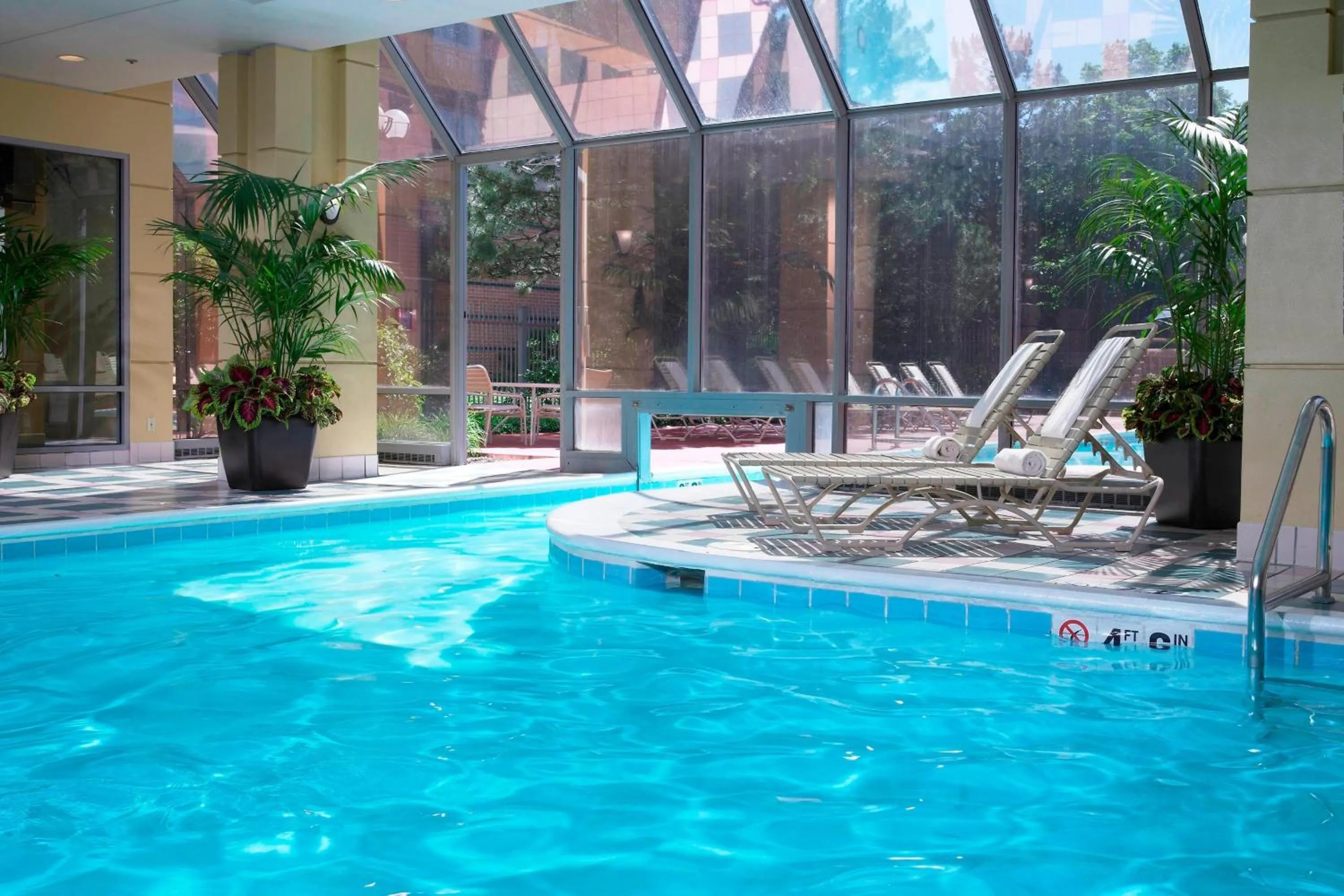 Swimming pool in Hampton Inn & Suites Downers Grove Chicago