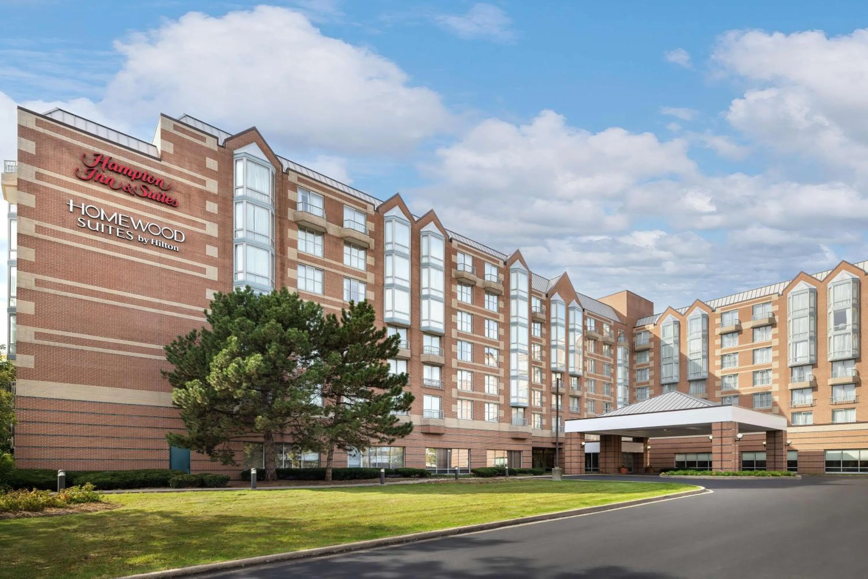 Property building in Hampton Inn & Suites Downers Grove Chicago