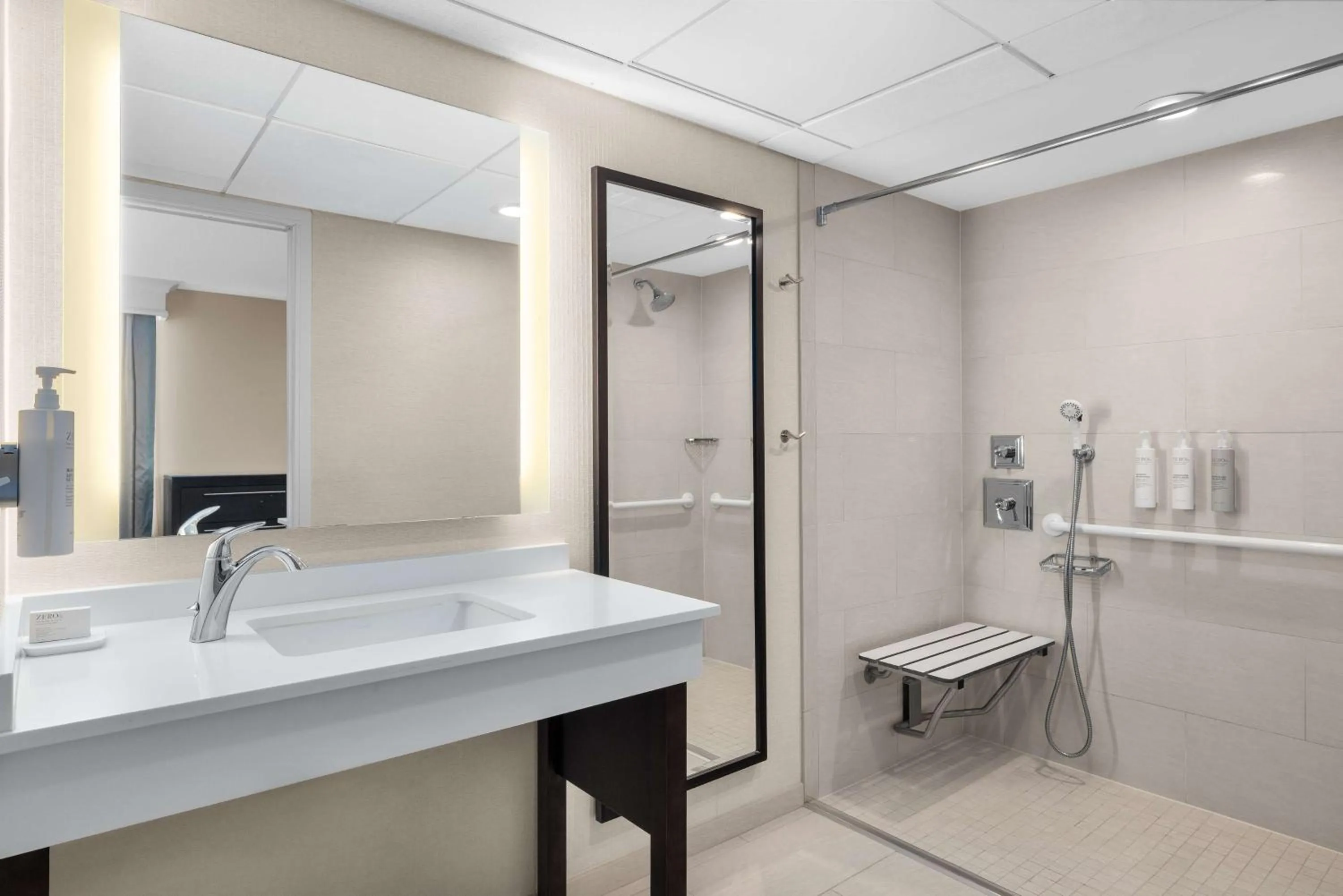 Bathroom in Hampton Inn & Suites Downers Grove Chicago