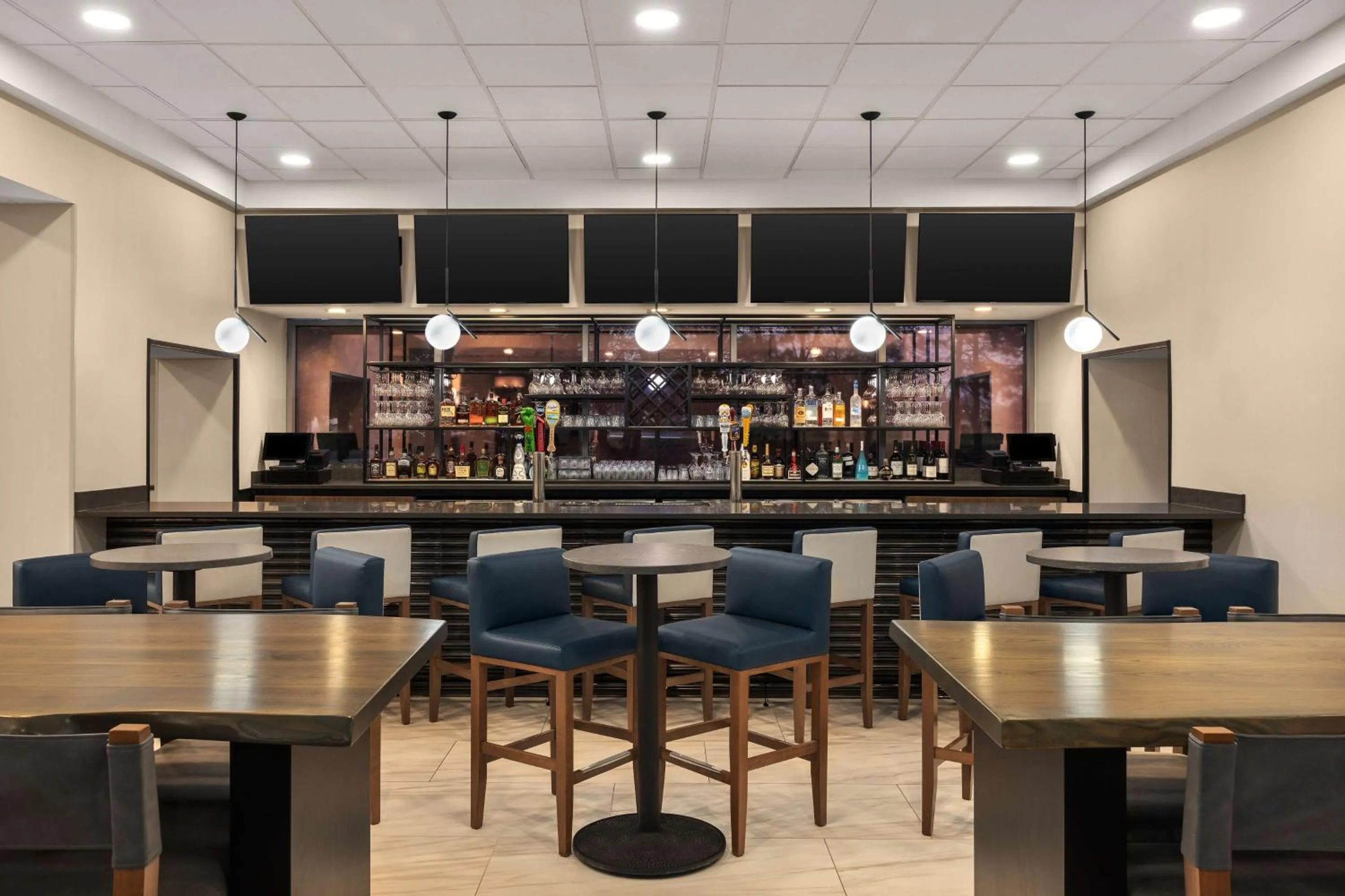 Lounge or bar in Hampton Inn & Suites Downers Grove Chicago