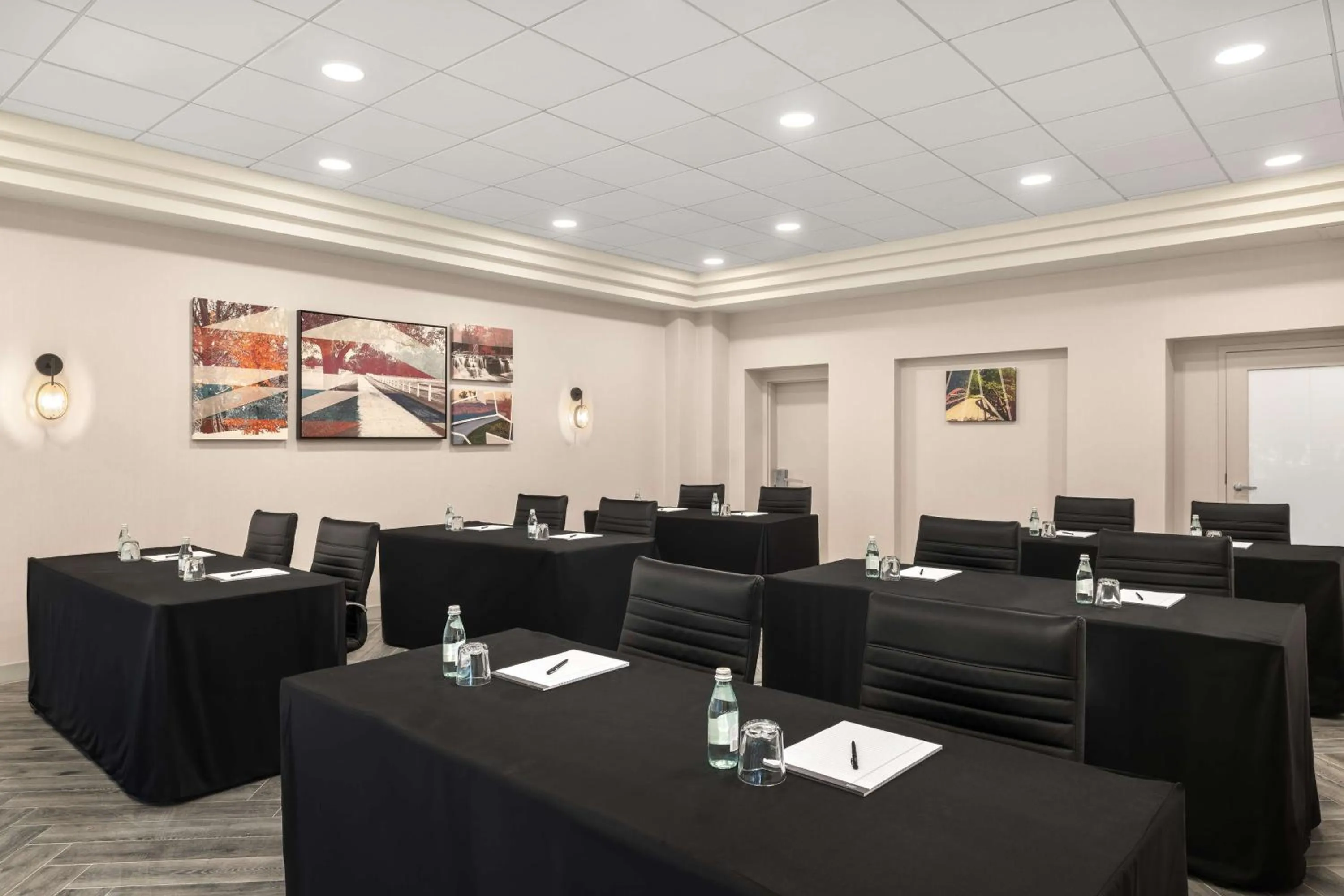 Meeting/conference room in Hampton Inn & Suites Downers Grove Chicago