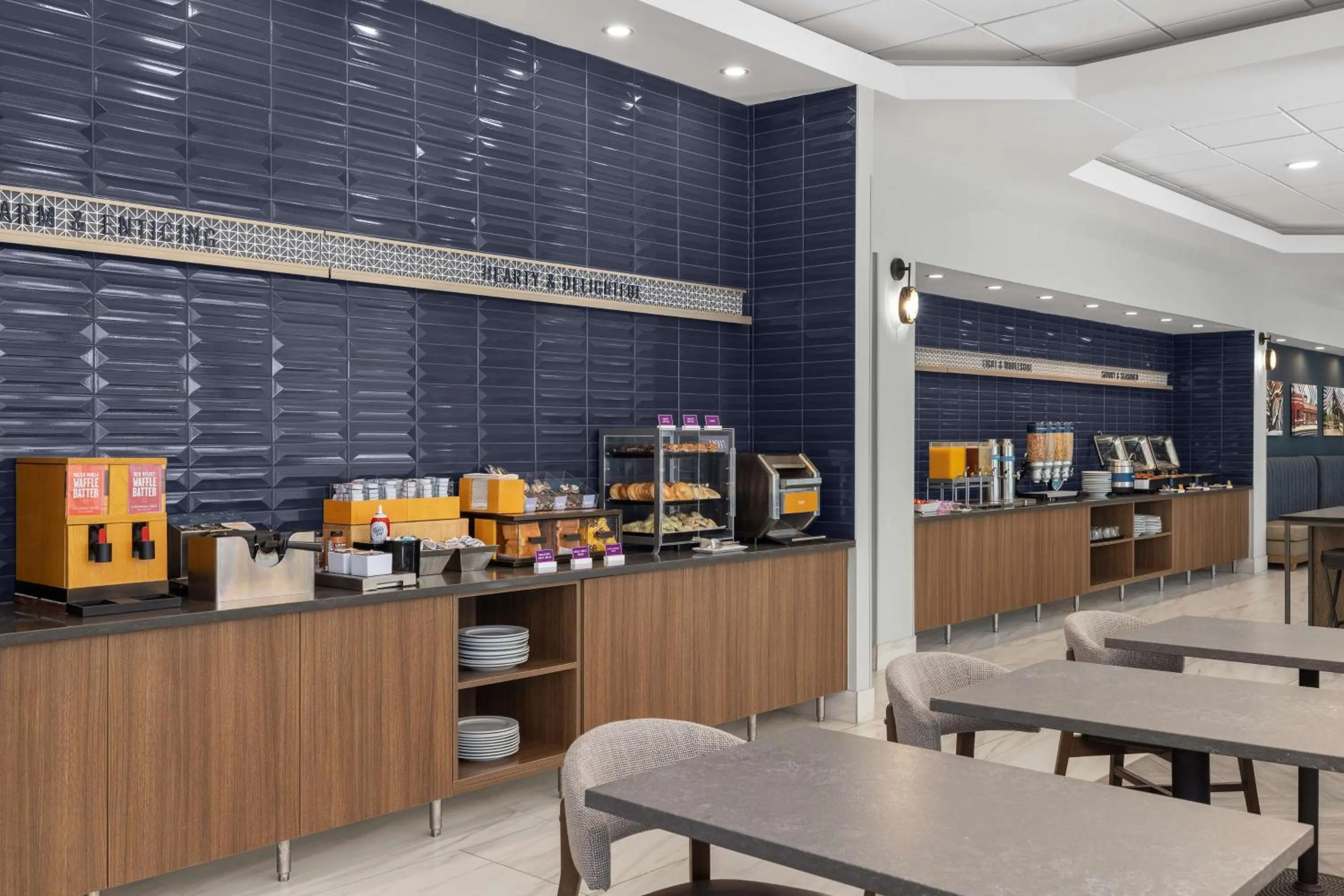 Breakfast in Hampton Inn & Suites Downers Grove Chicago