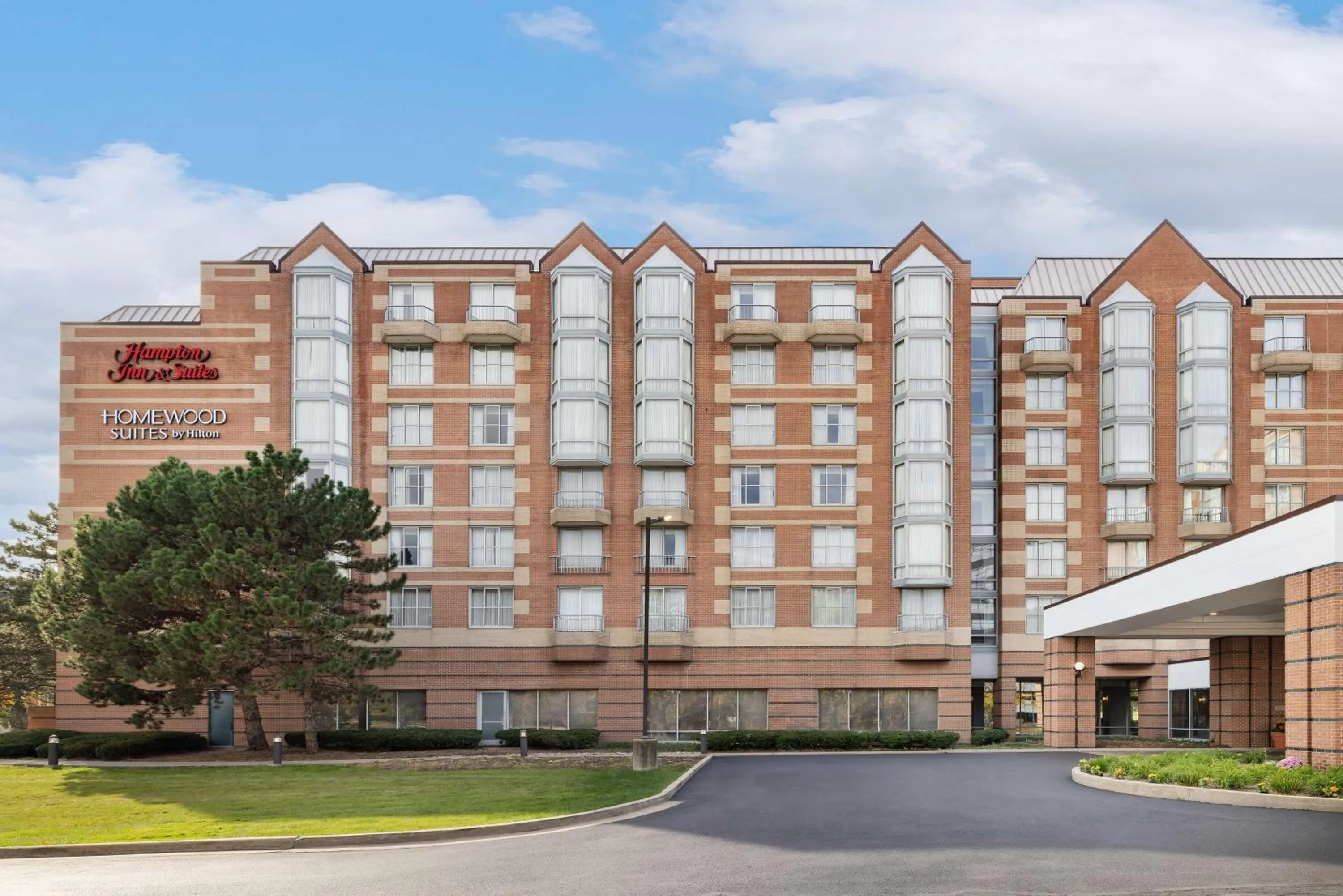 Property building in Hampton Inn & Suites Downers Grove Chicago