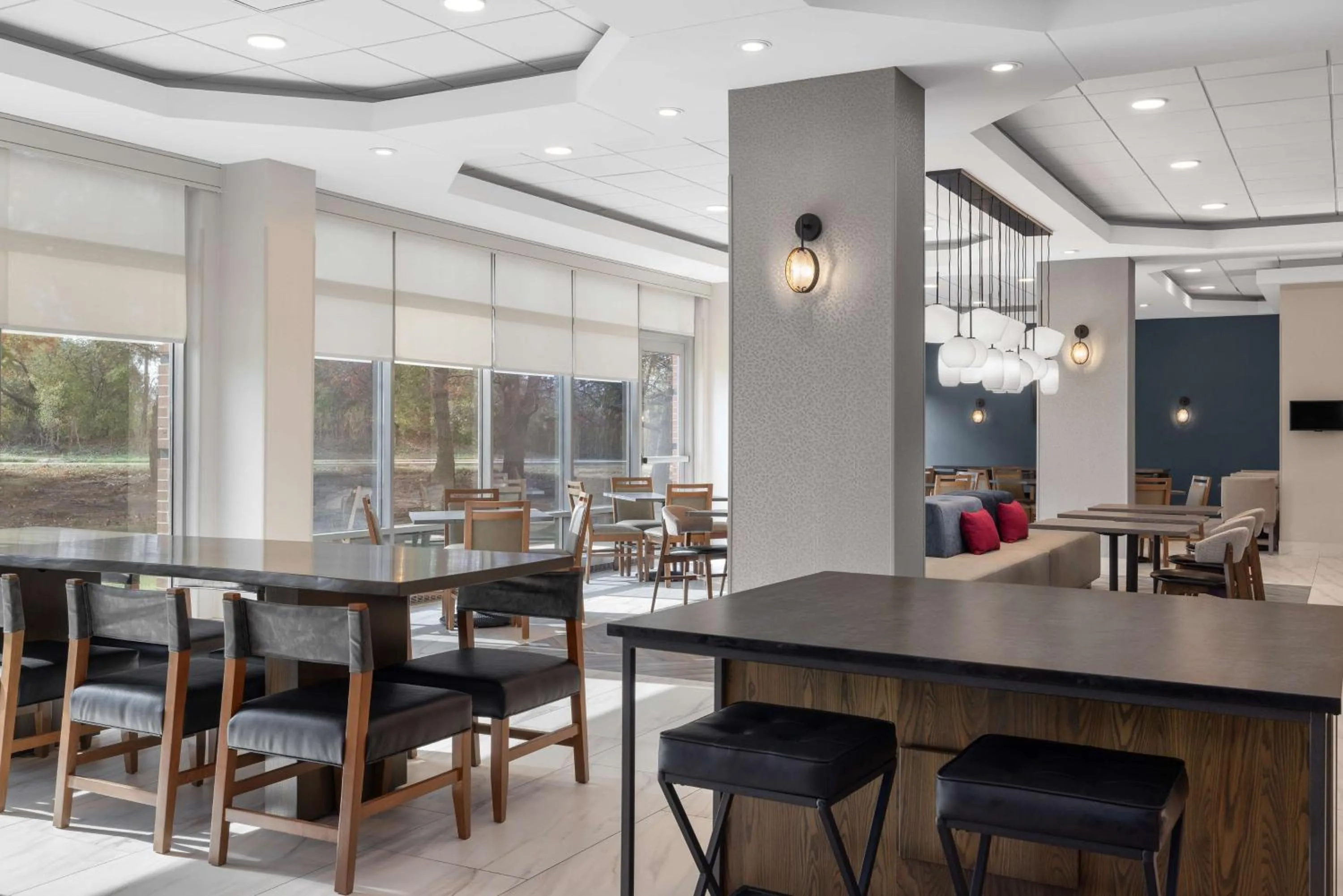 Breakfast in Hampton Inn & Suites Downers Grove Chicago