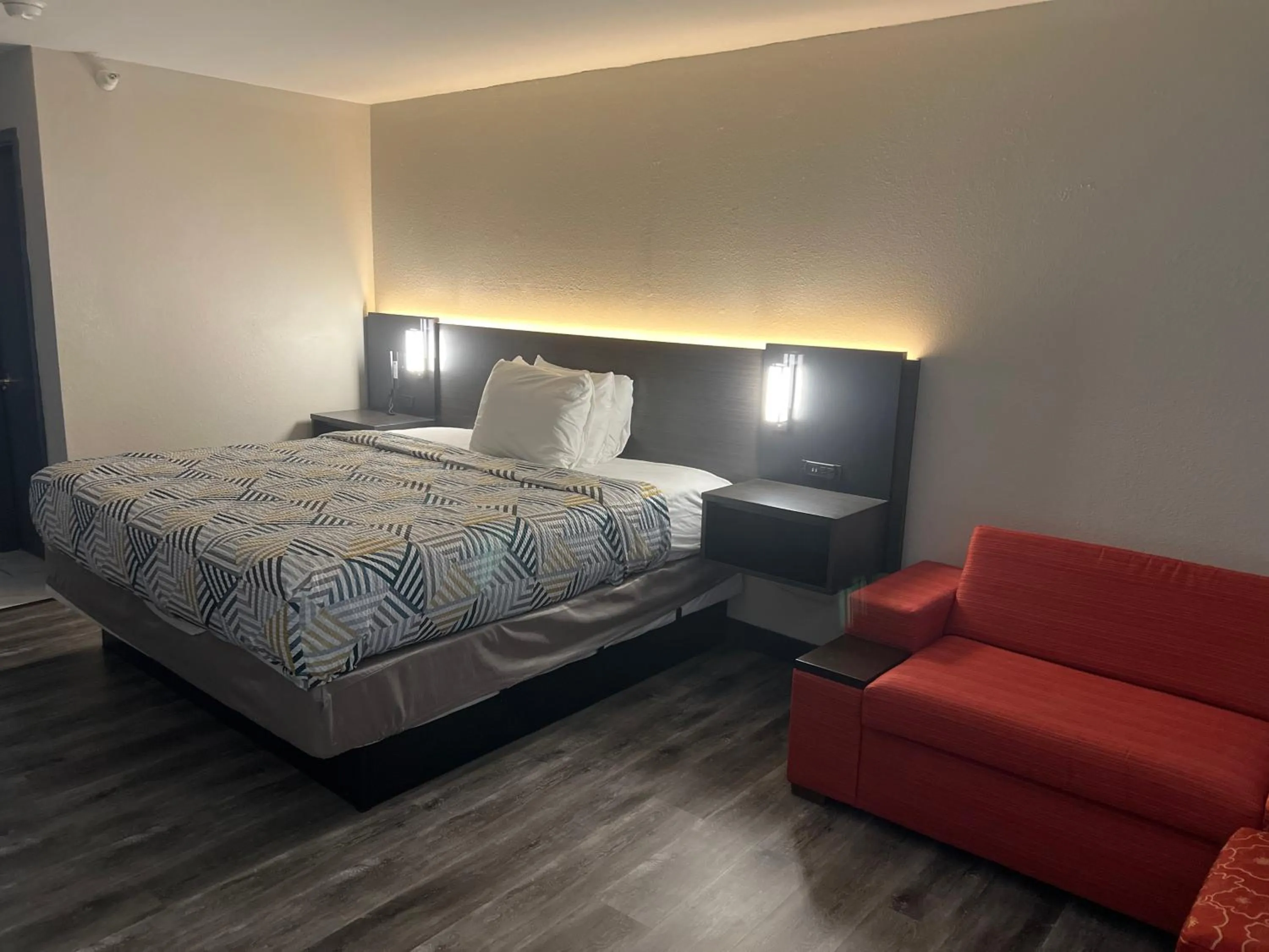 Bedroom, Bed in Motel 6 Tulsa, OK Airport