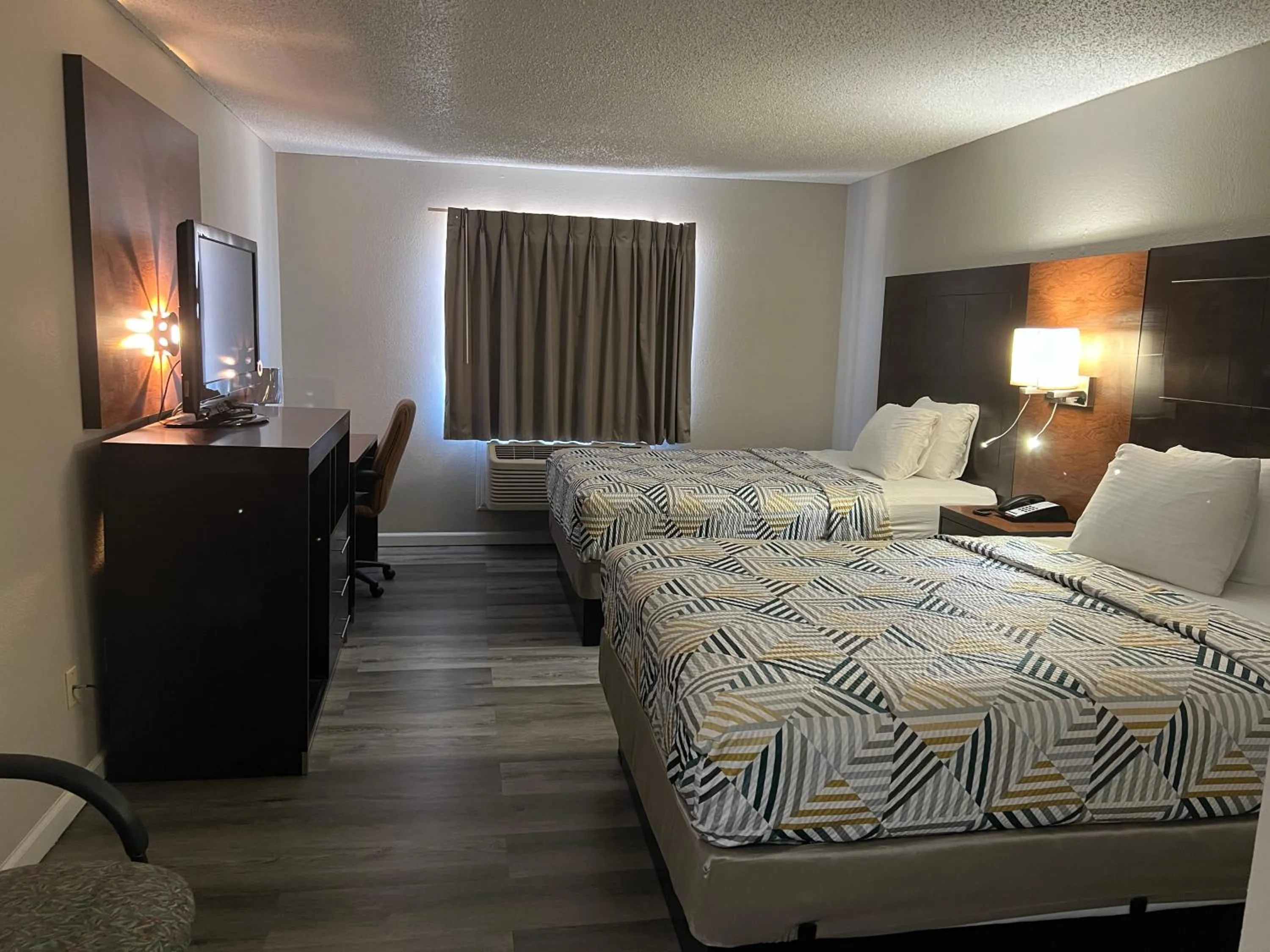 Bedroom, Bed in Motel 6 Tulsa, OK Airport