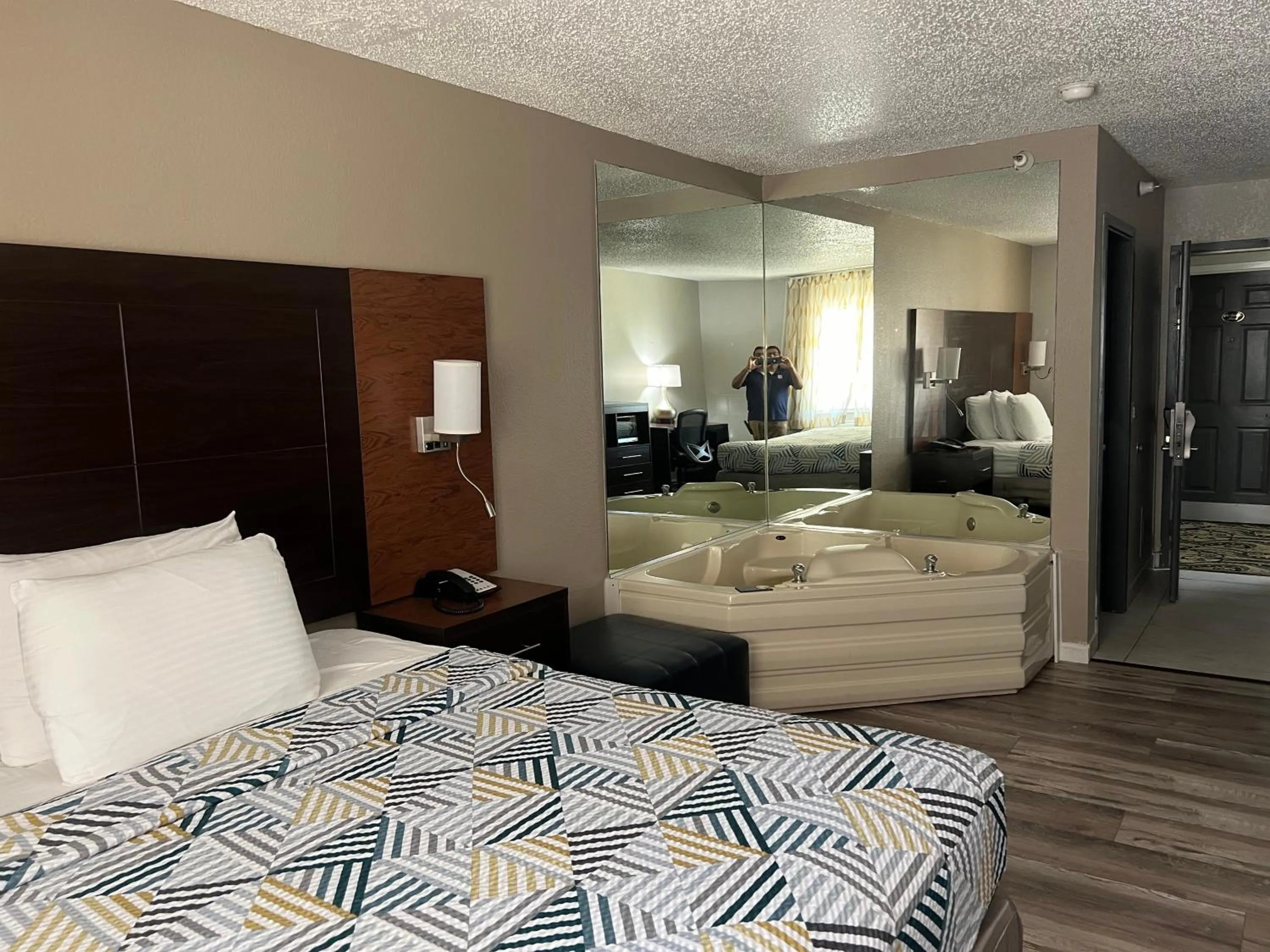 Hot Tub, Bed in Motel 6 Tulsa, OK Airport