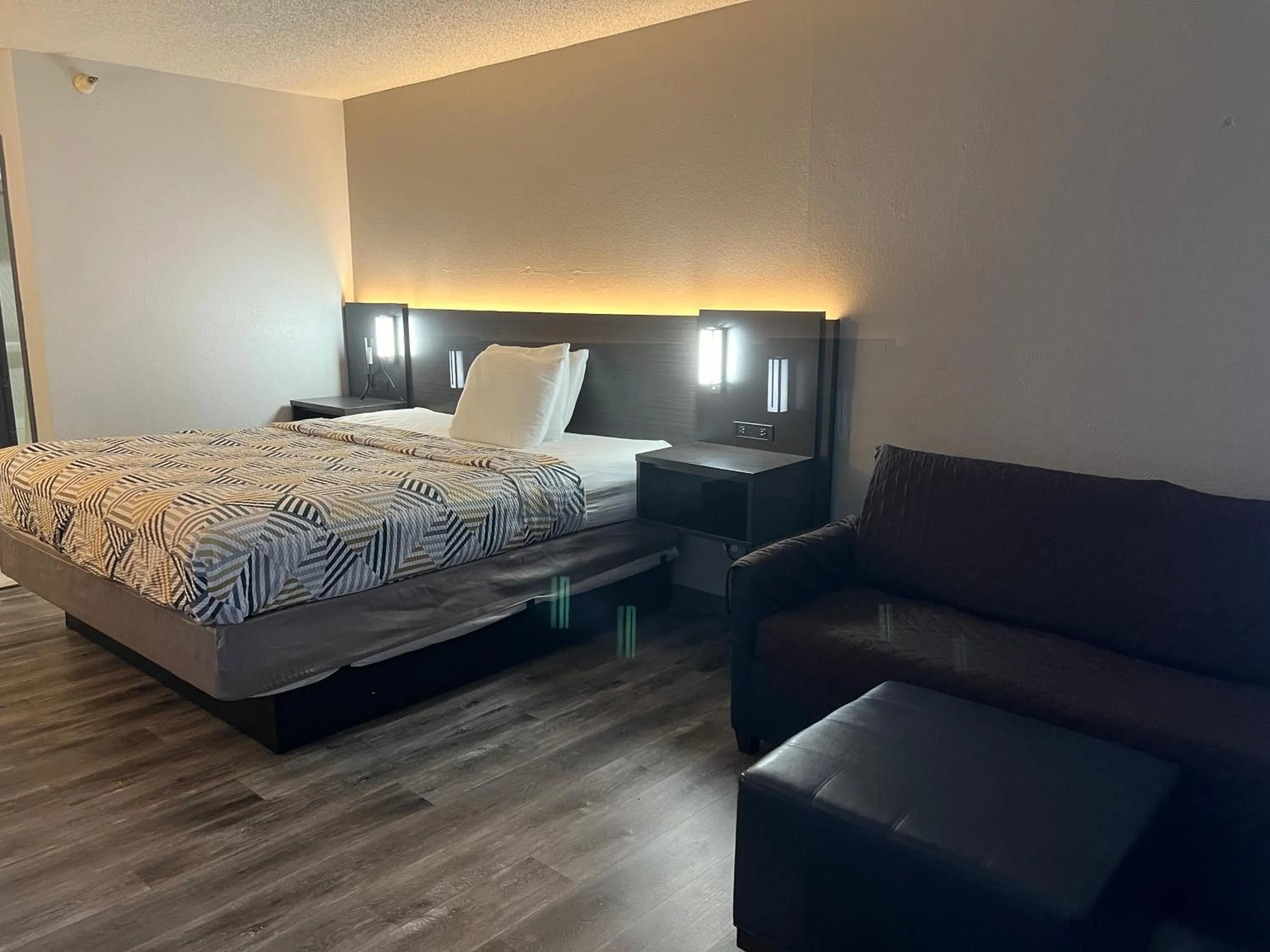 Bedroom, Bed in Motel 6 Tulsa, OK Airport