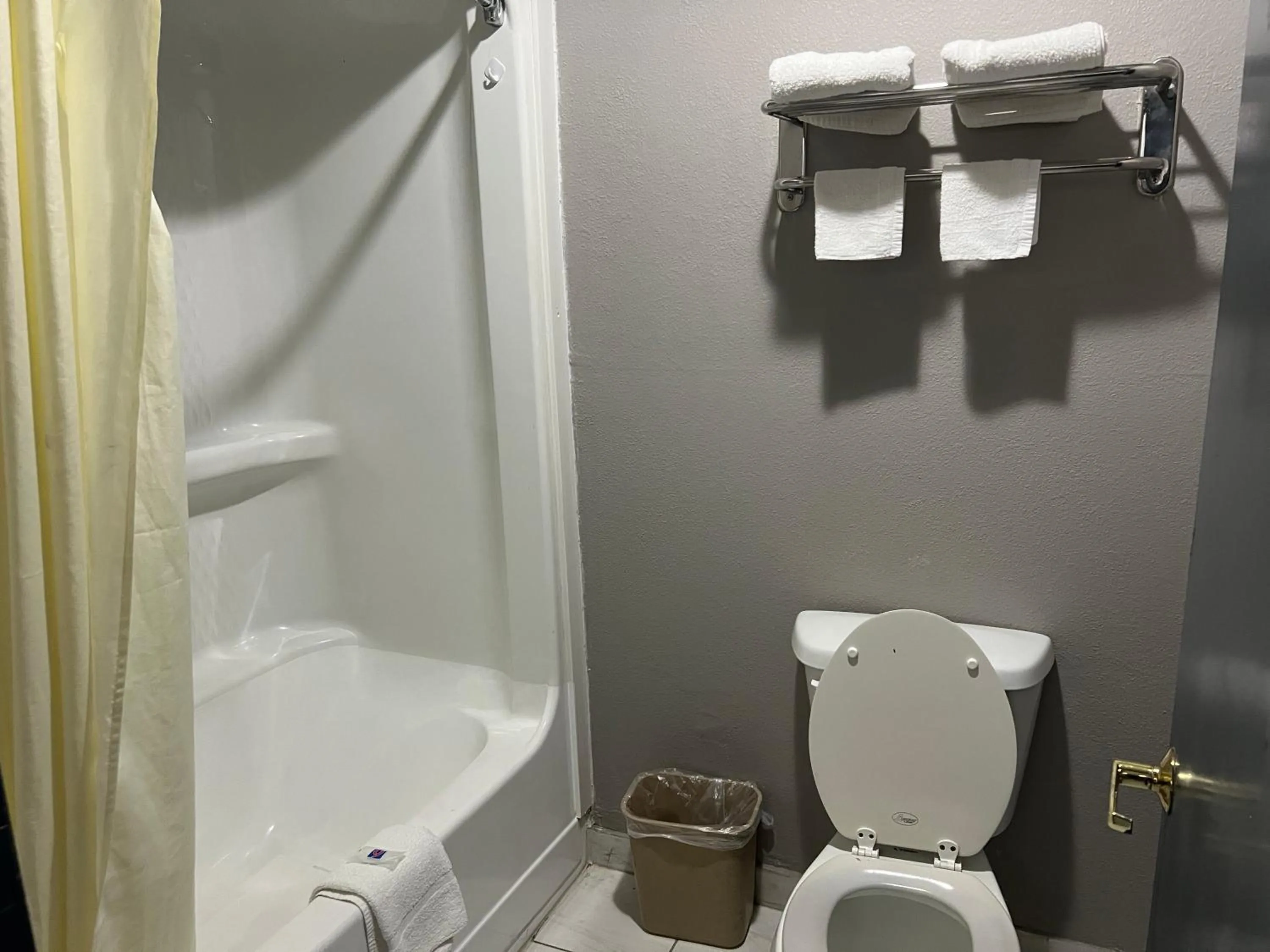 Bathroom in Motel 6 Tulsa, OK Airport