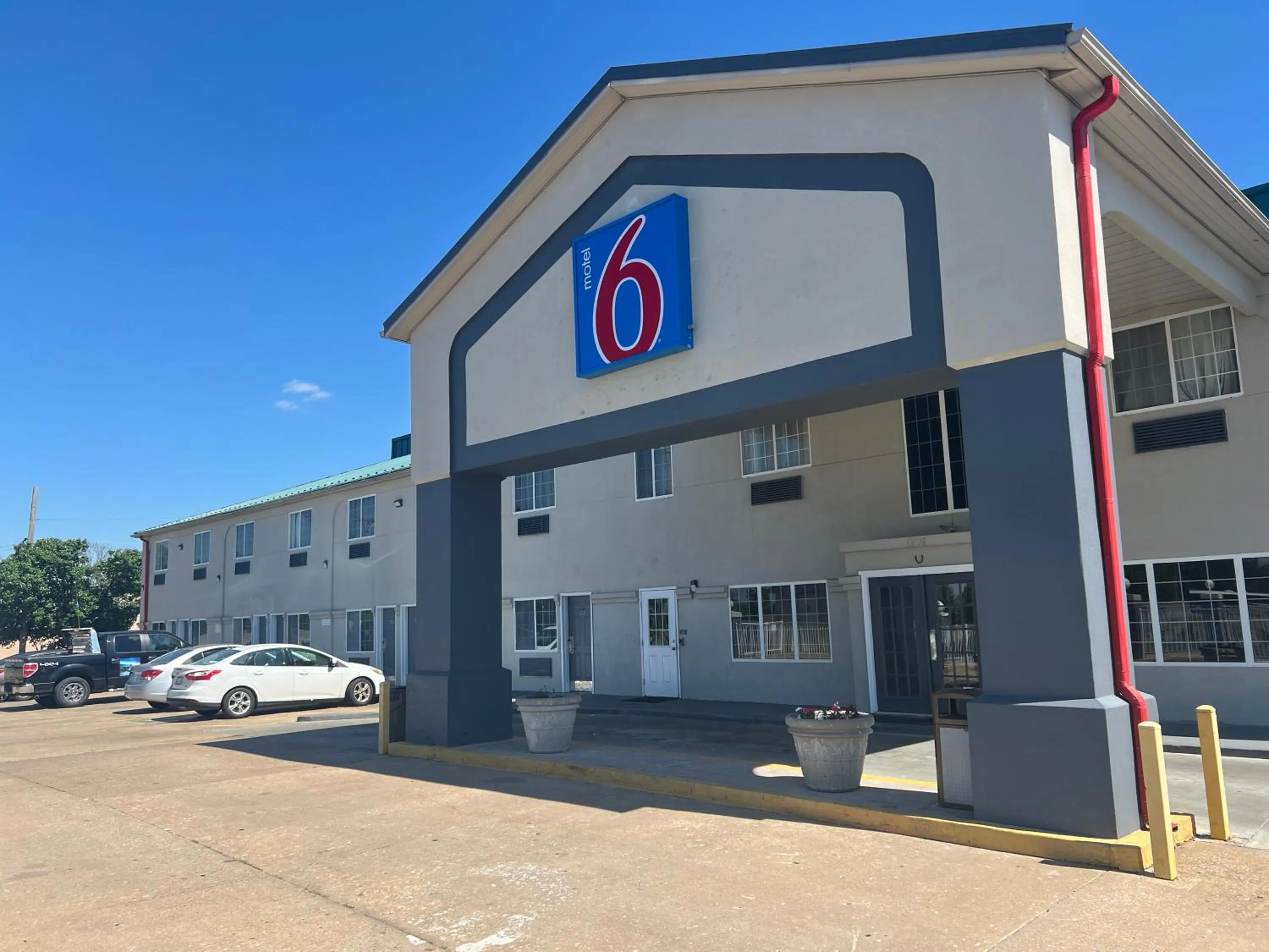 Property building in Motel 6 Tulsa, OK Airport