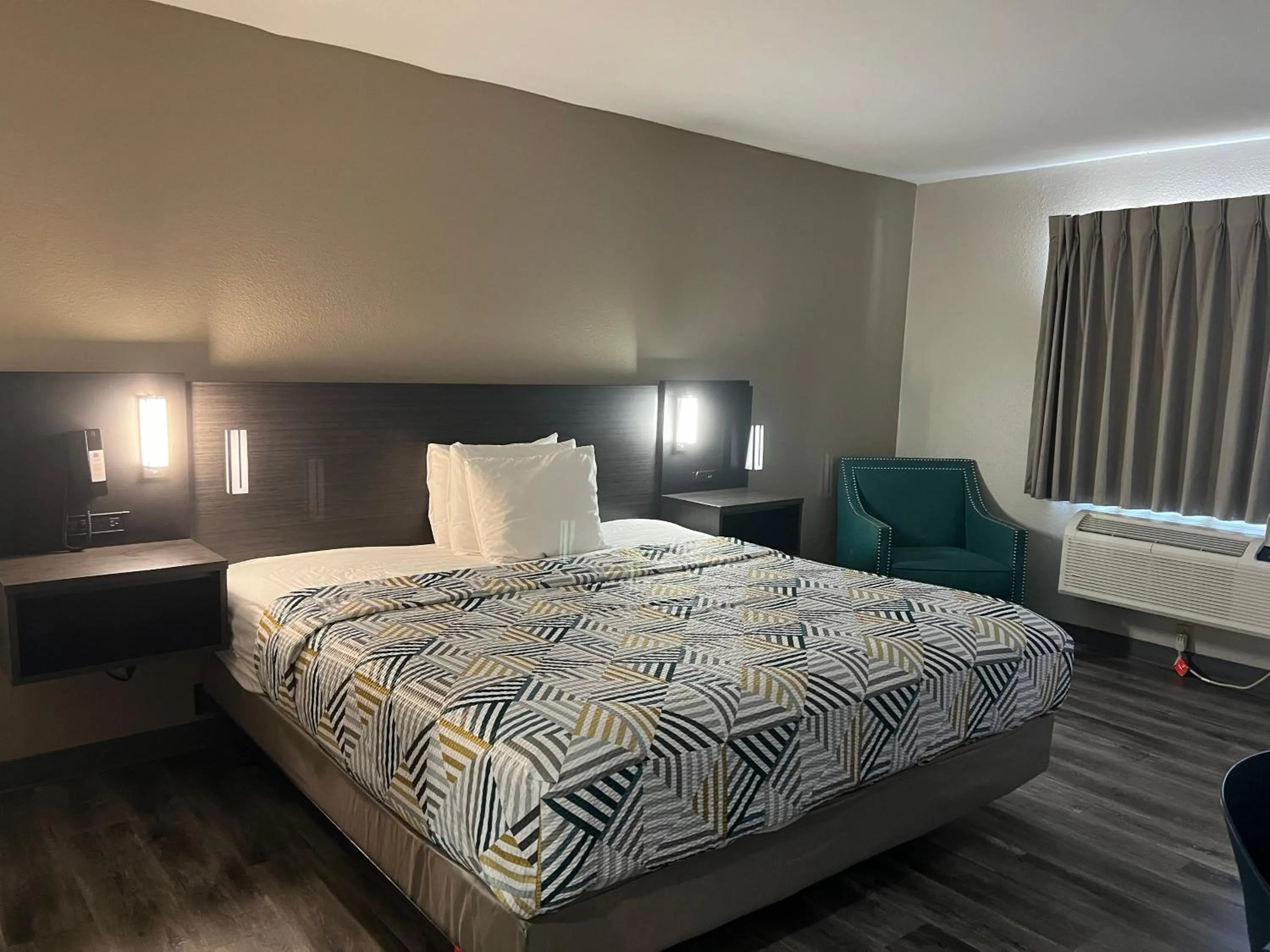 Living room, Bed in Motel 6 Tulsa, OK Airport