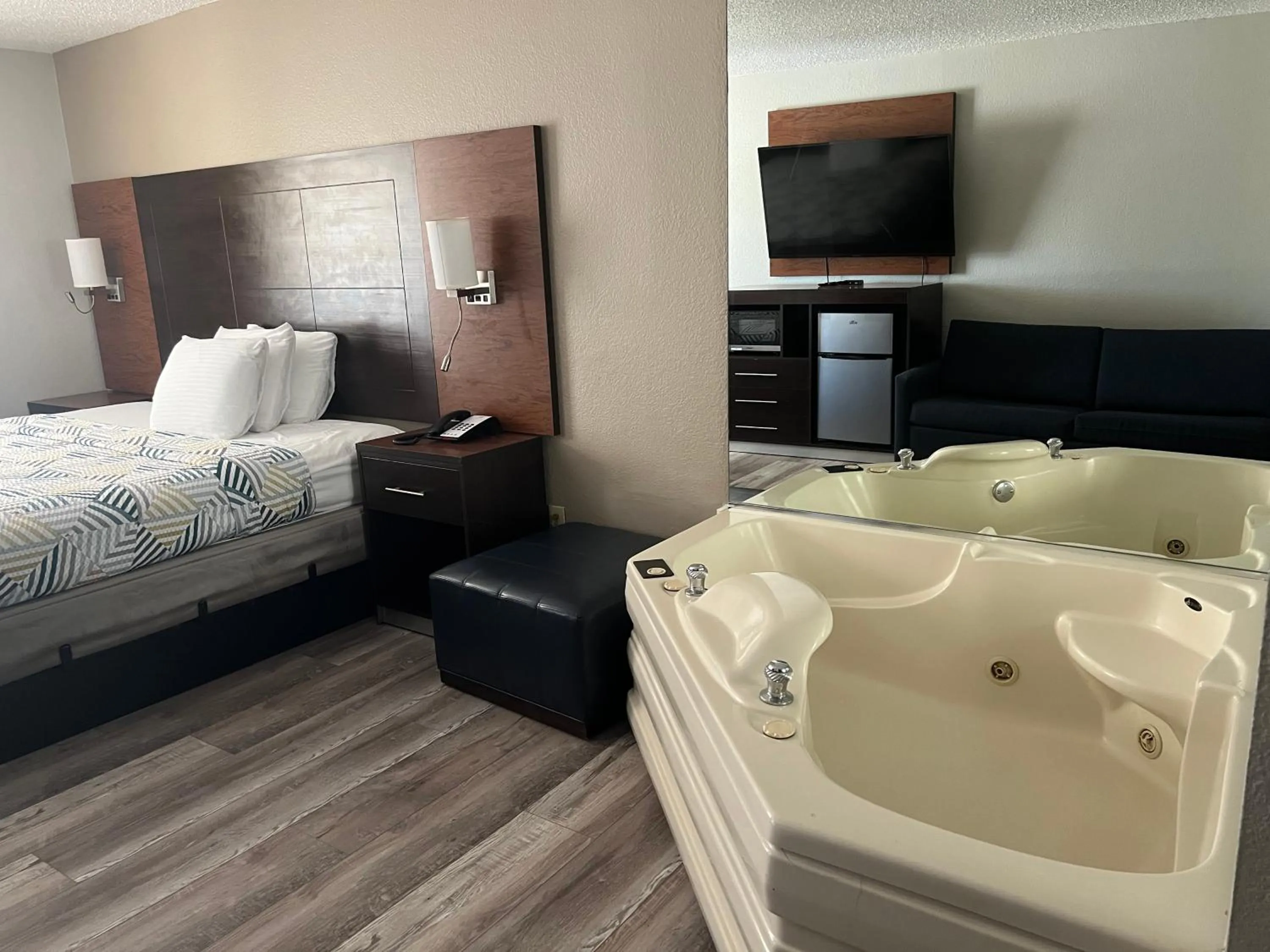 Hot Tub, Bed in Motel 6 Tulsa, OK Airport