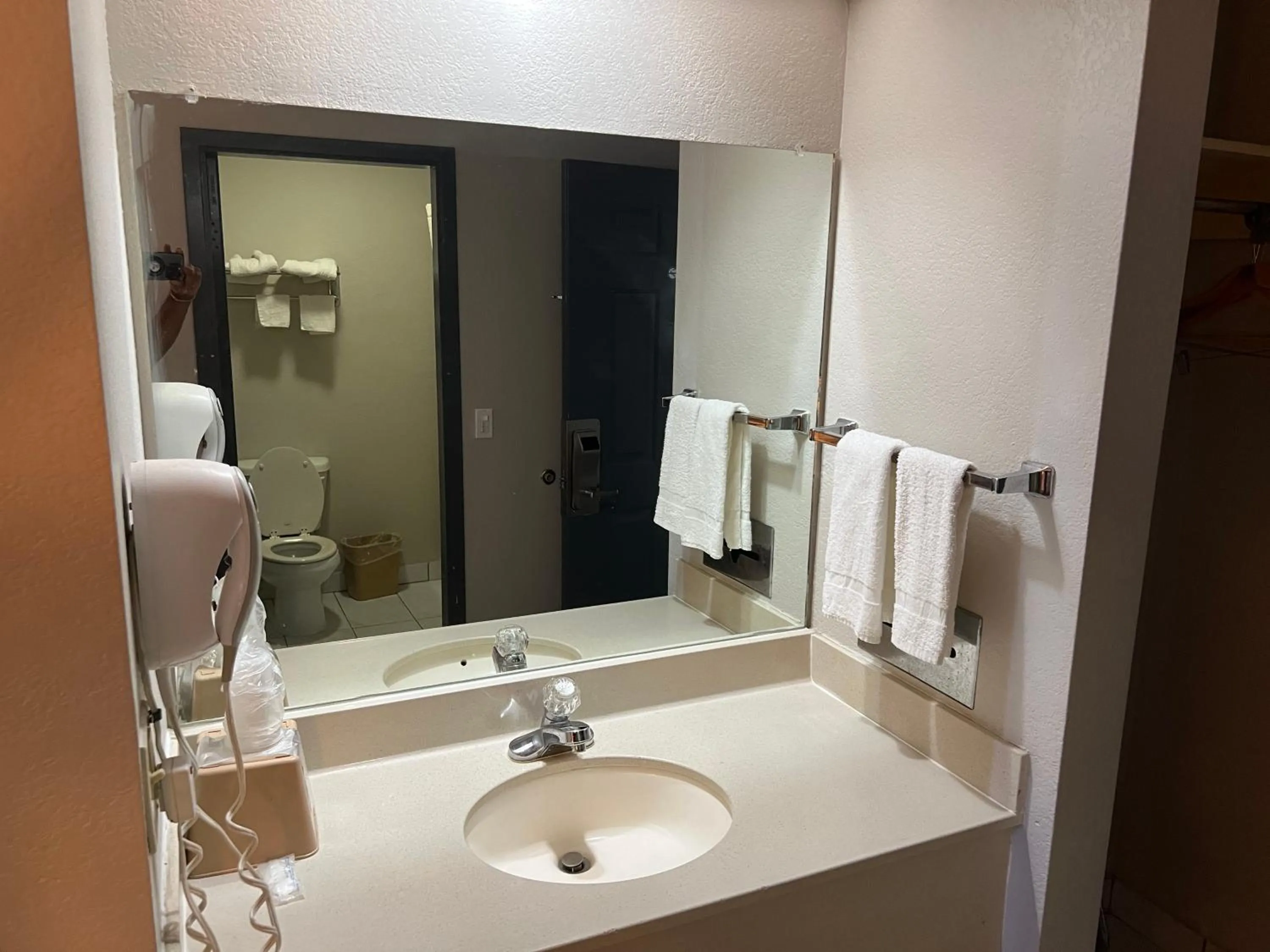 Bathroom in Motel 6 Tulsa, OK Airport
