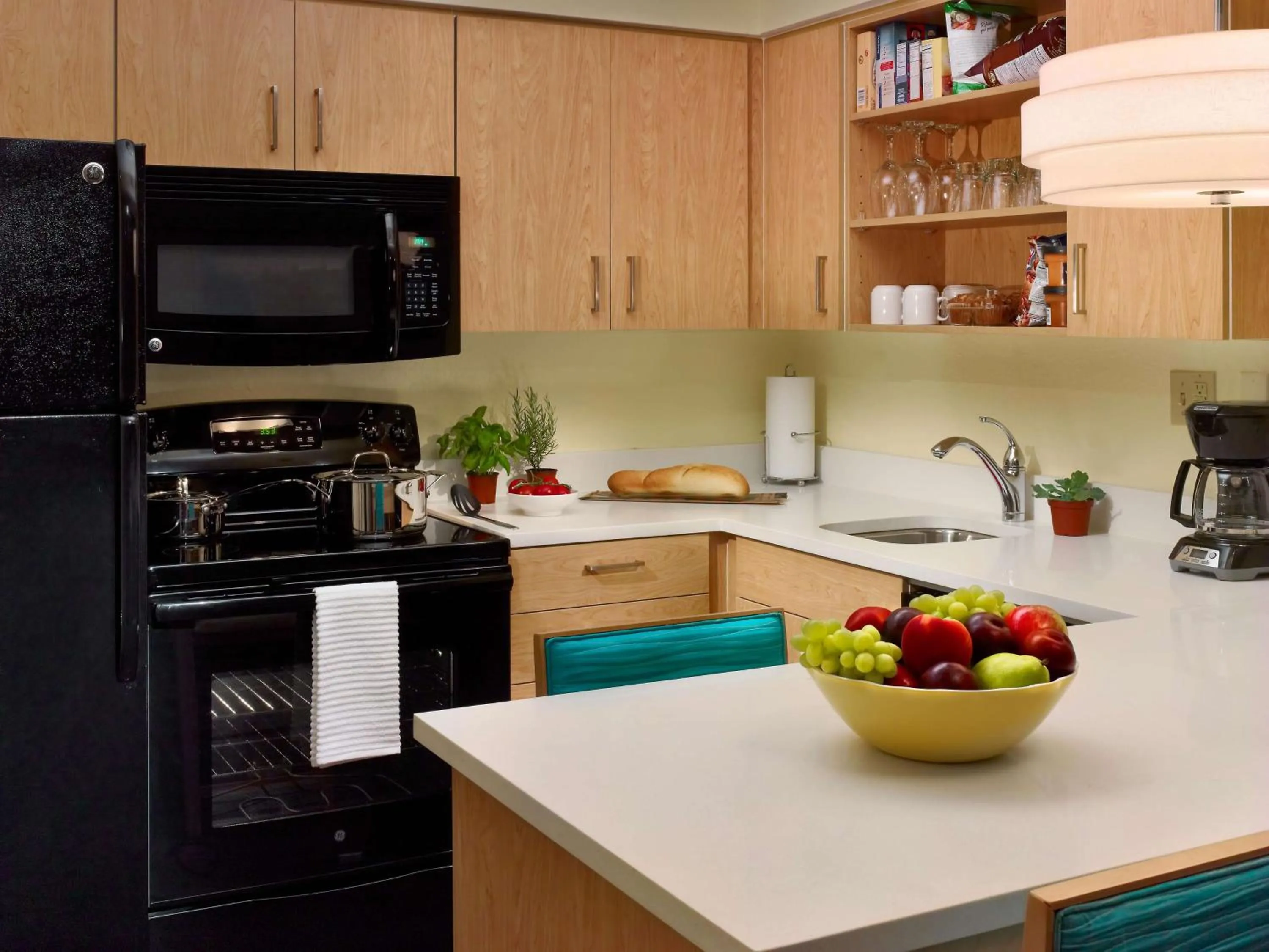 Kitchen or kitchenette in Sonesta Simply Suites Dublin Columbus